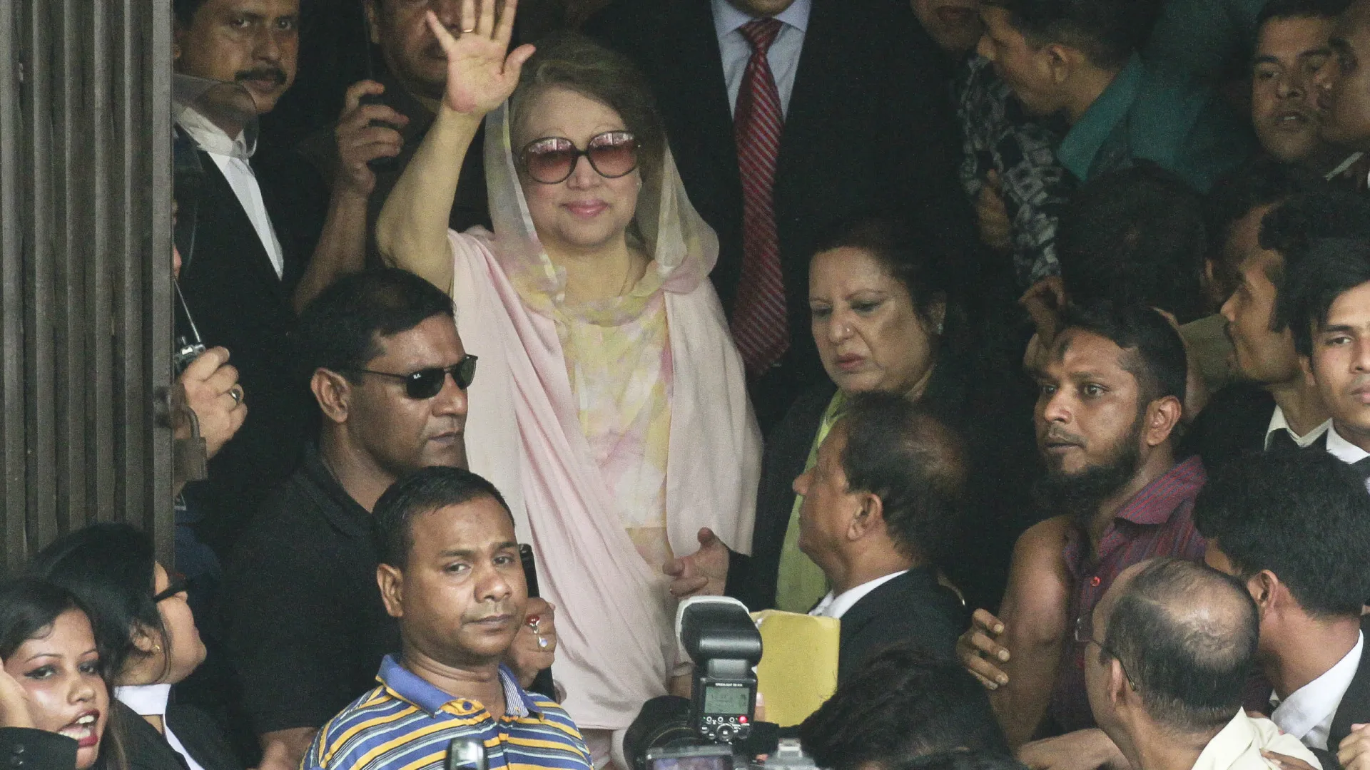 
                    Ex-primeira-ministra Khaleda Zia é candidata às eleições no Bangladesh
                