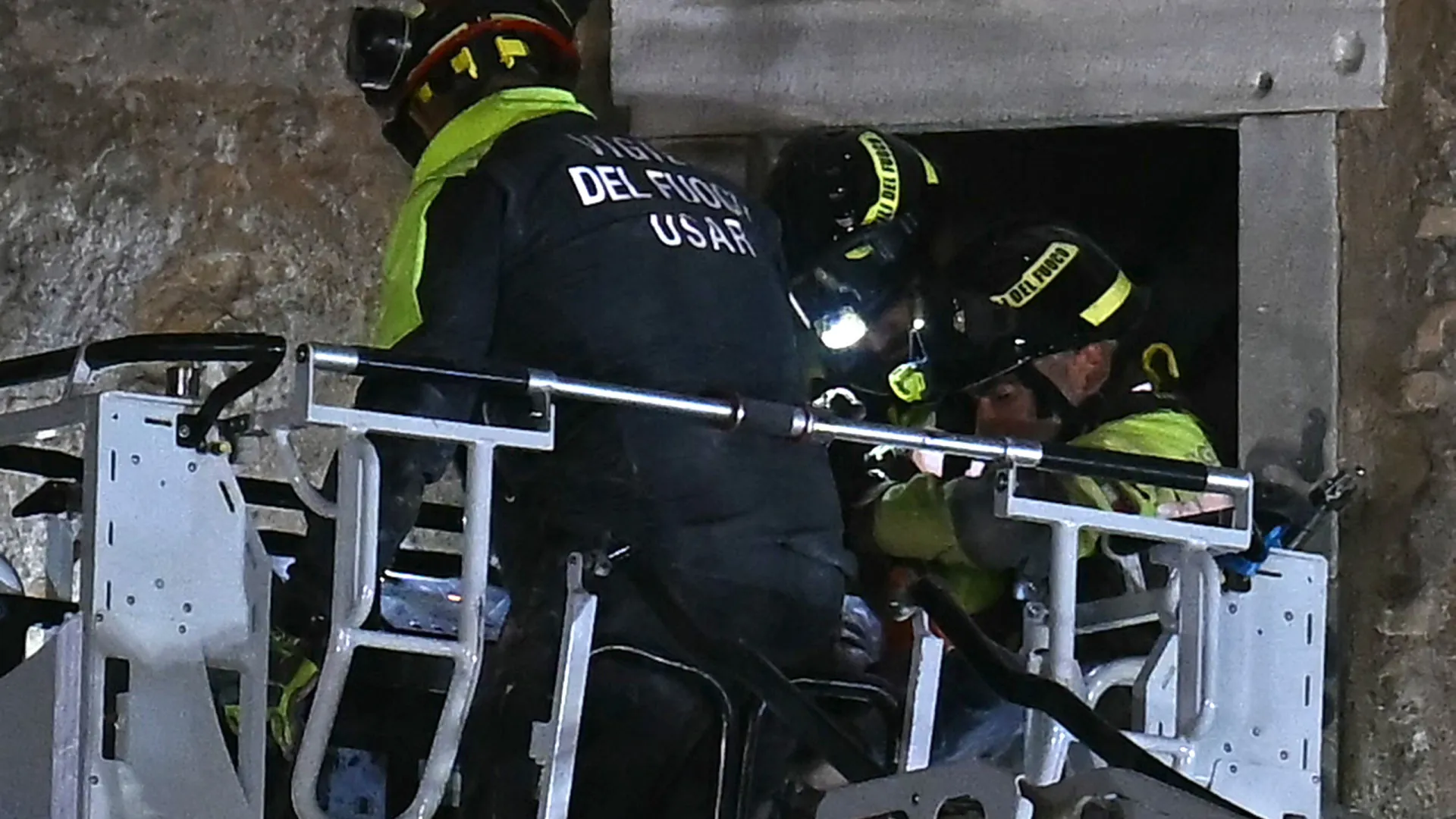 
                    Trabalhador soterrado após torre cair em Roma resgatado com vida
                