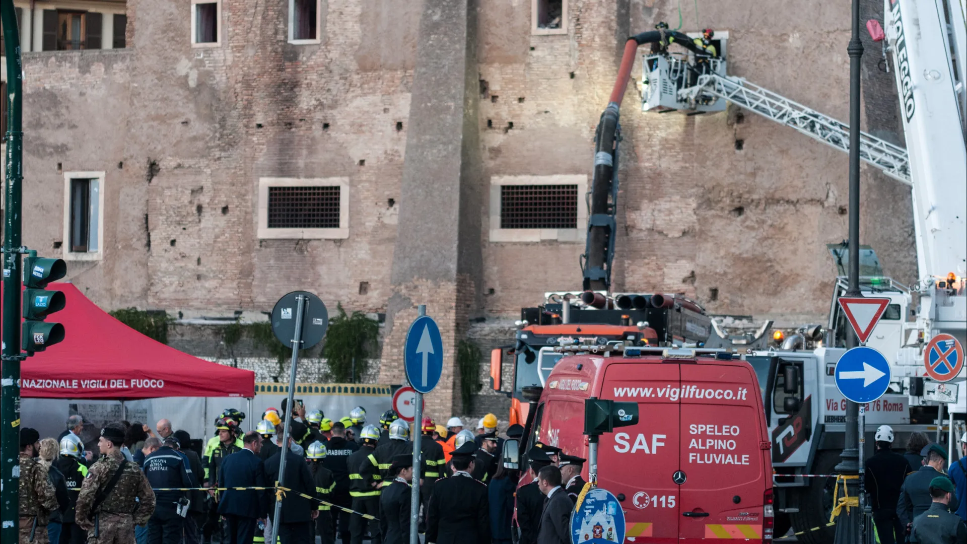 
                    Morreu operário retirado dos escombros de torre que desabou em Roma
                