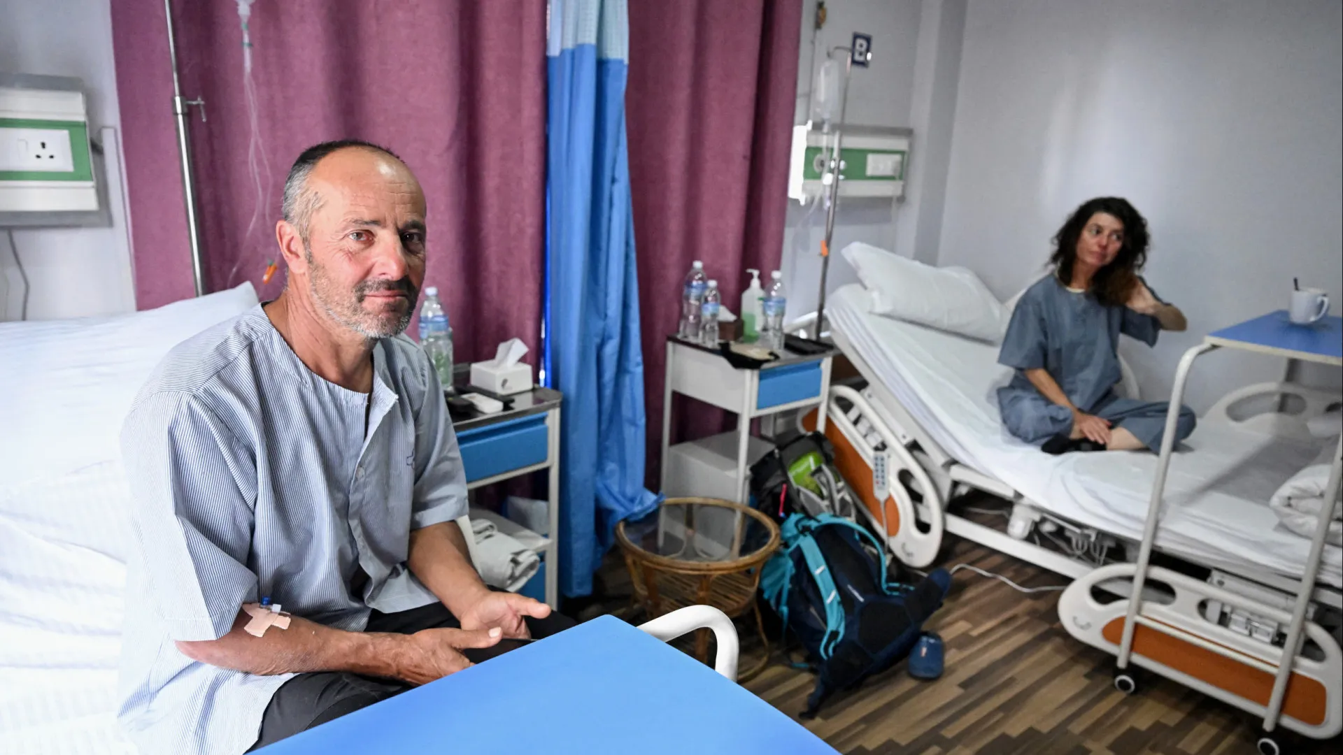 
                    Cinco pessoas resgatadas com vida após avalancha no Nepal
                