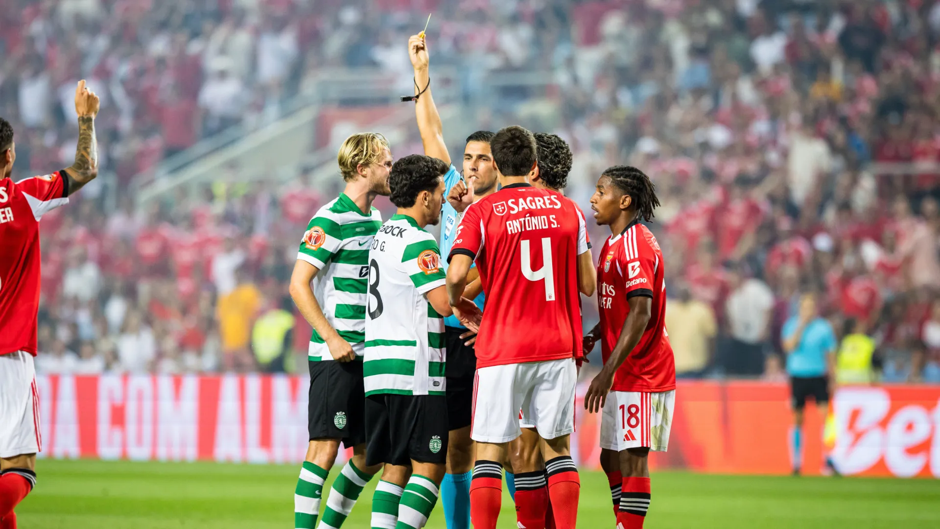 
                    Sporting condena alegada pressão de FC Porto a Veríssimo: 