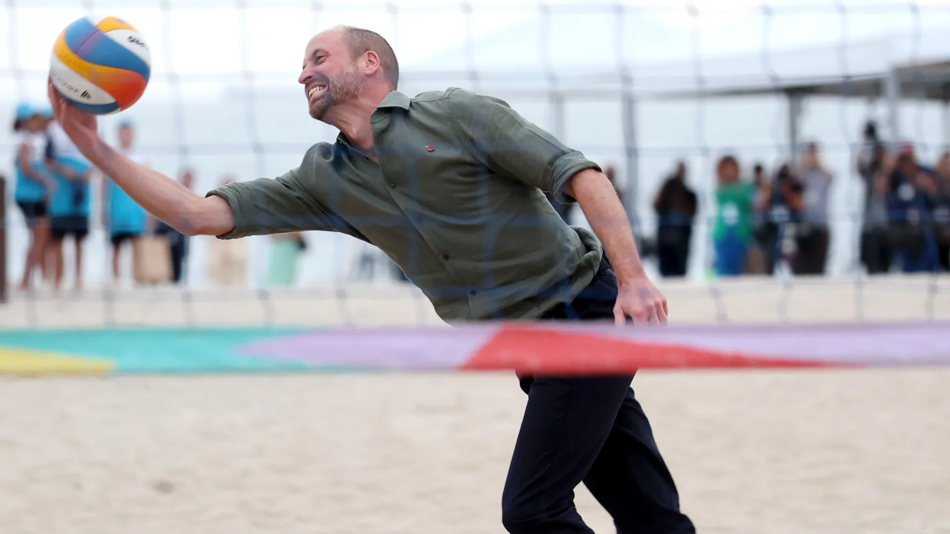 
                    Príncipe William impressiona ao jogar voleibol em Copacabana
                