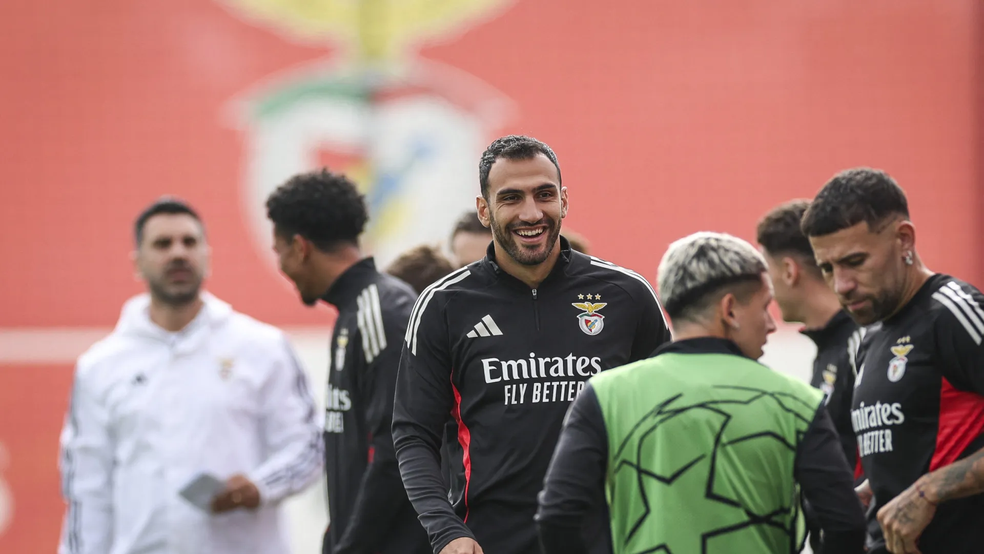 
                    Muitos sorrisos e Mourinho pensativo. As imagens do treino do Benfica
                