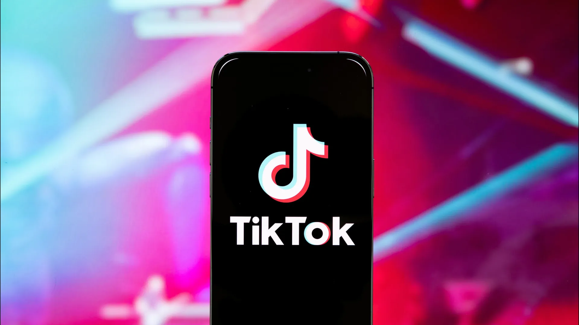 
                    170 mil pessoas assinam petição para TikTok 