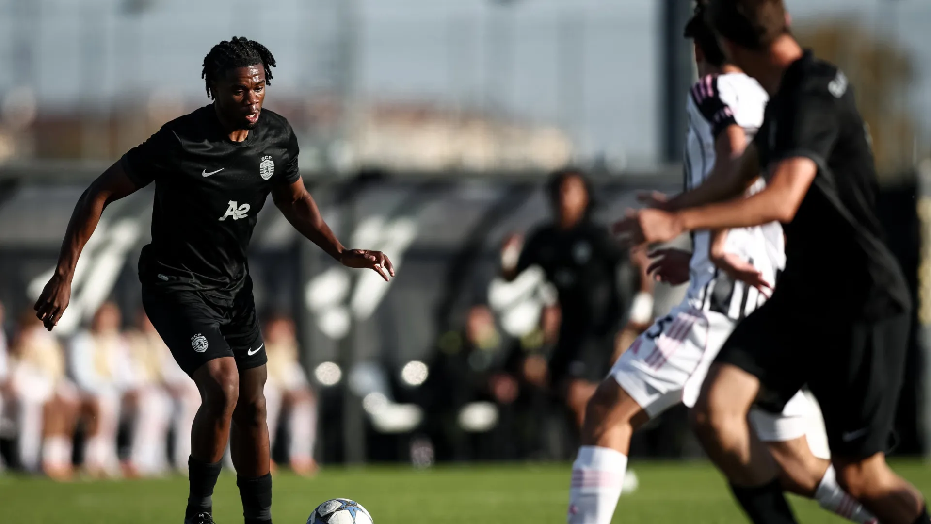 
                    Irmão de Rafael Leão tem estrela. Sporting 'salva-se' no terreno da Juve
                