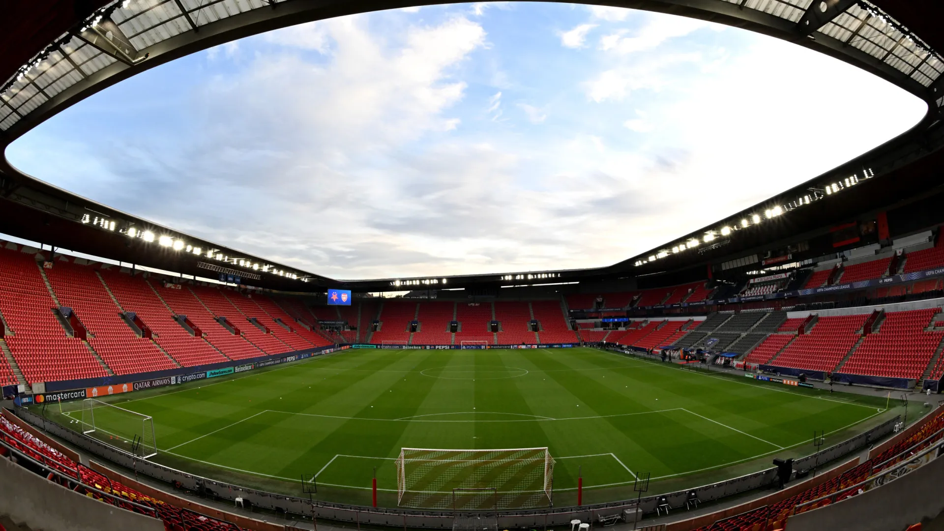 
                    EM DIRETO: Napoli-Frankfurt e Slavia Praga-Arsenal na Liga dos Campeões
                