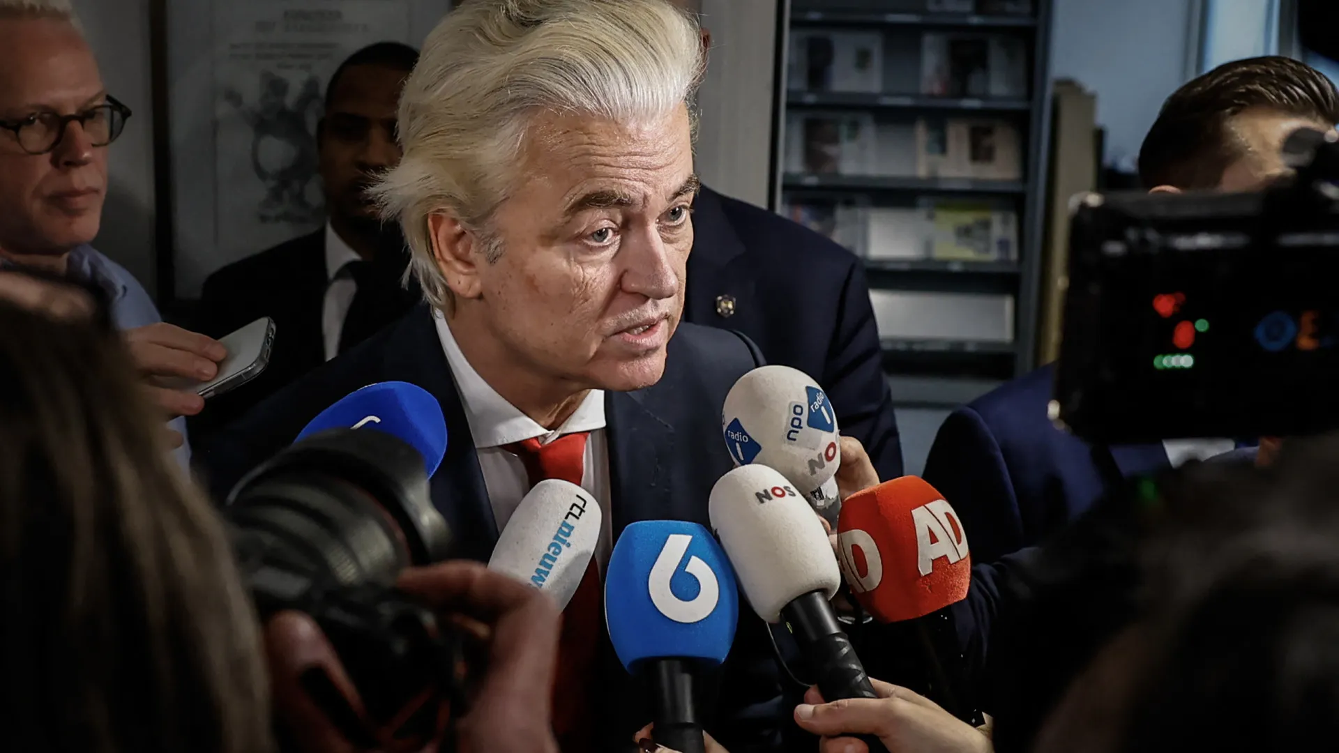 
                    Líder da extrema-direita dos Países Baixos reconhece derrota nas eleições
                