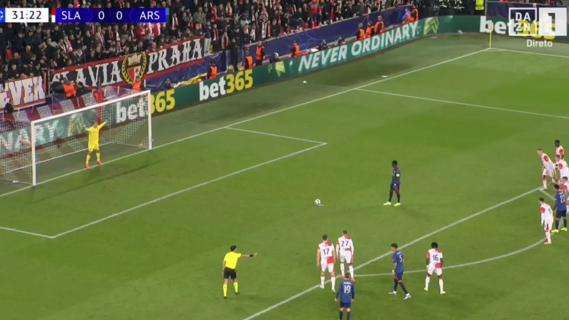 
                    Quem não tem Gyokeres 'caça' com Saka. O Arsenal fez o 1-0... assim
                