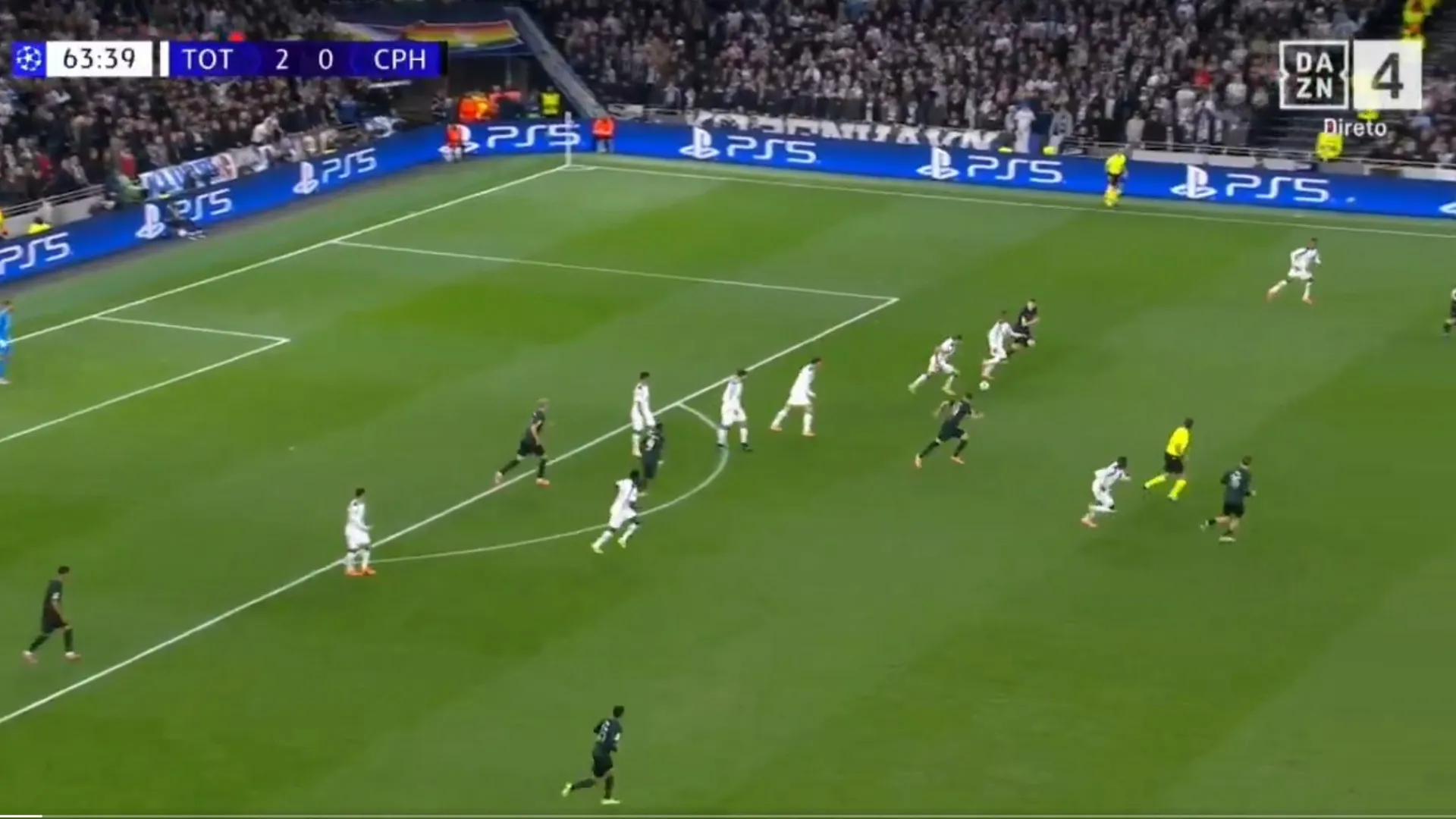 Van de Ven vai 'de mota' para o terceiro golo do Tottenham na Champions