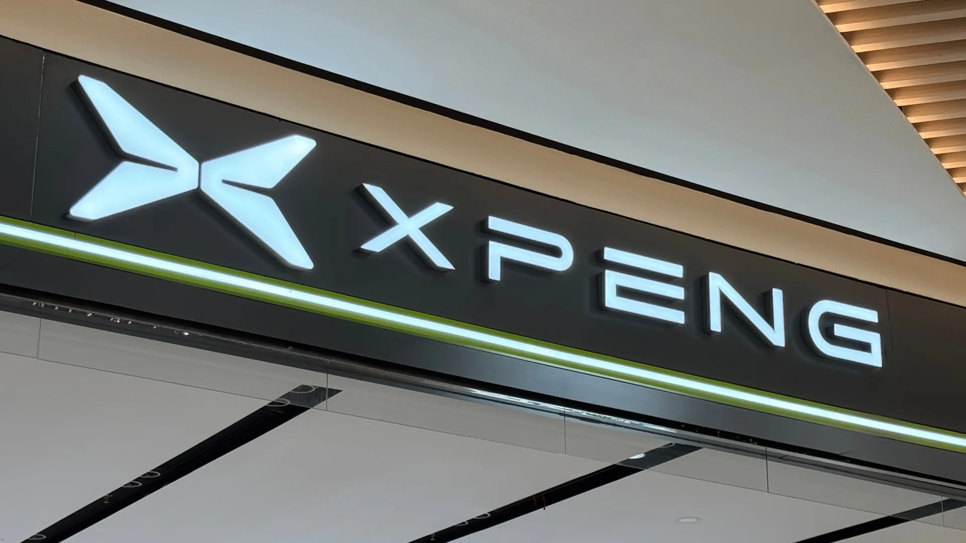 
                    Xpeng e Alibaba colaboram para criar rede global de táxis autónomos
                