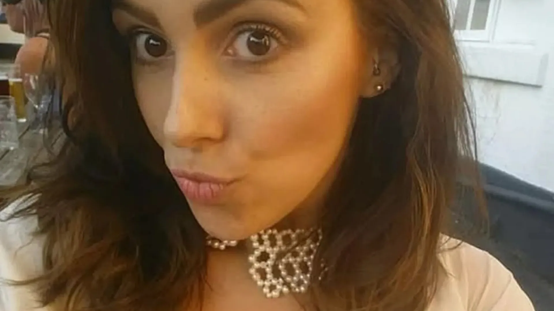 
                    Mulher esteve 4 semanas morta na cama com faca debaixo da almofada
                