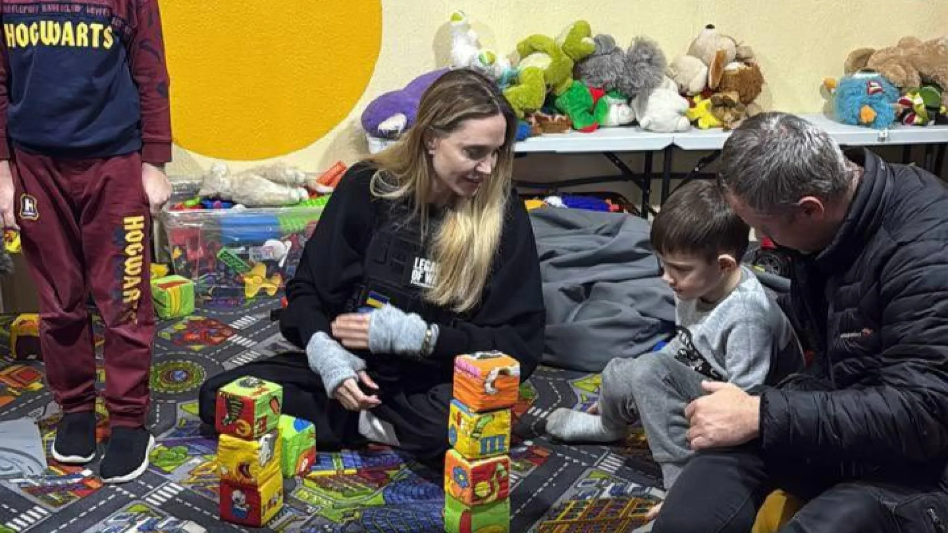 
                    Angelina Jolie faz visita surpresa à cidade de Kherson, na Ucrânia
                