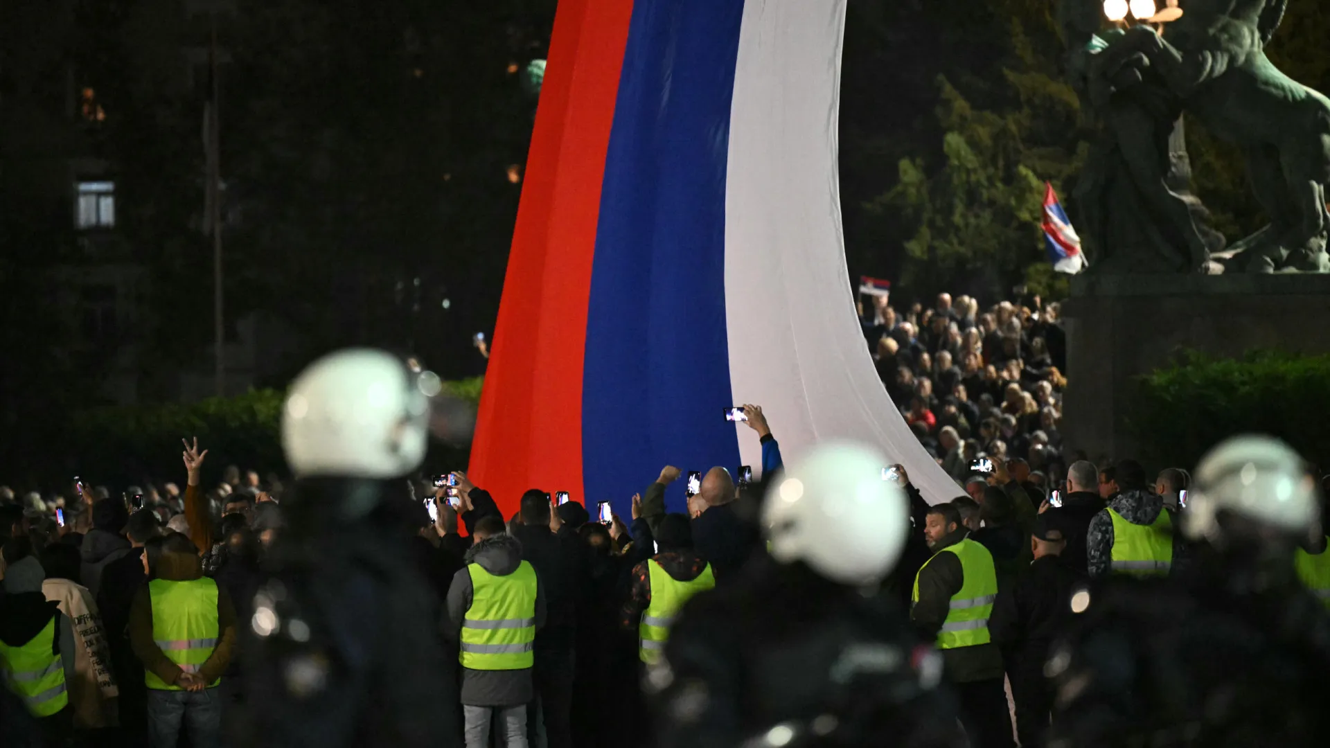 
                    Protestos em Belgrado opõem apoiantes e críticos do presidente sérvio
                
