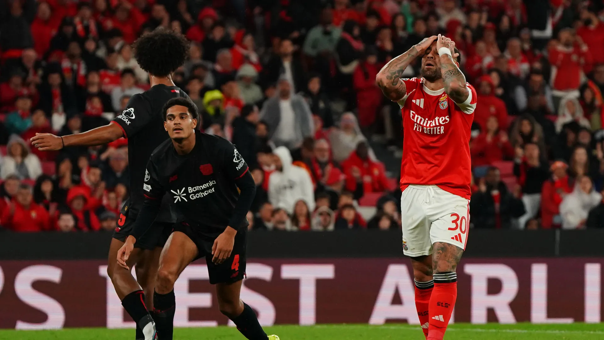 
                    'Chuva' de falhanços. Benfica volta a perder e dita sentença na Champions
                