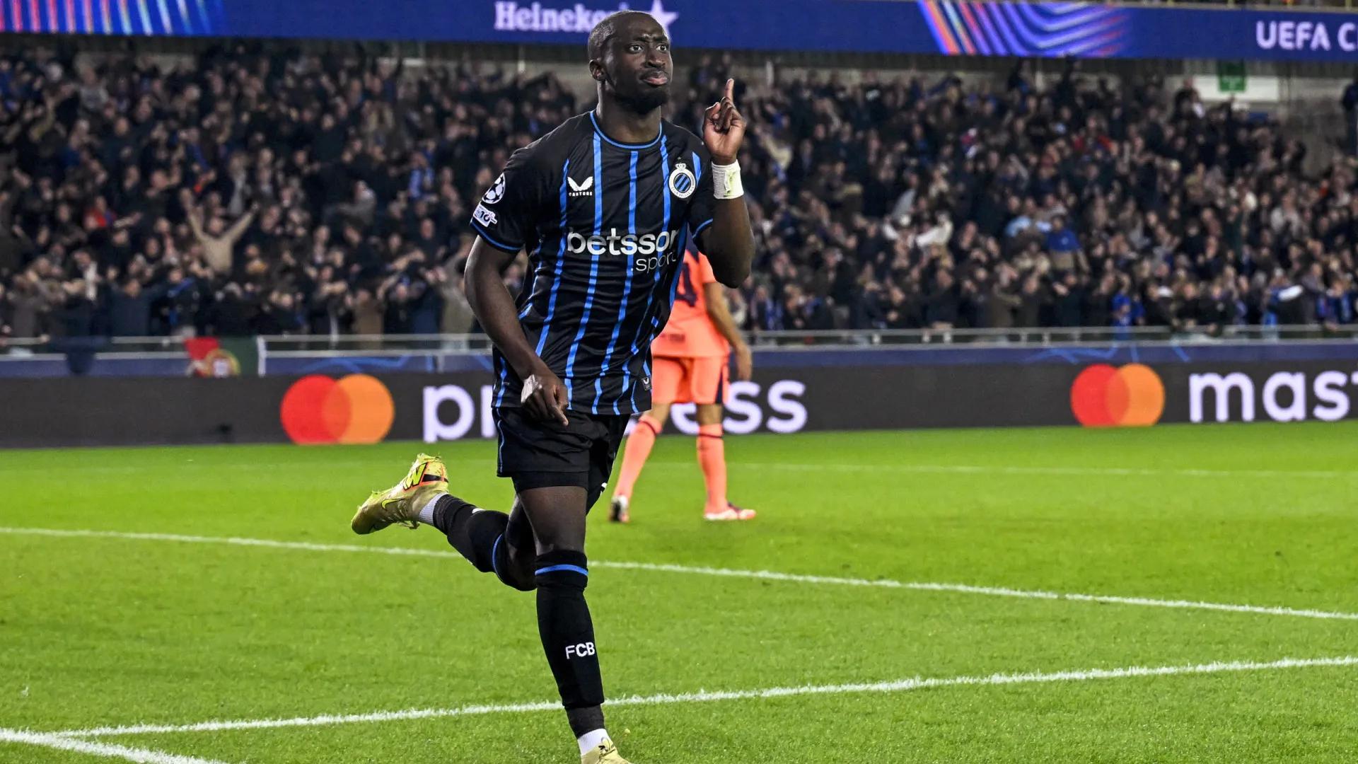 
                    Forbs brilha frente ao Barcelona. Haaland 'atormenta' Dortmund
                