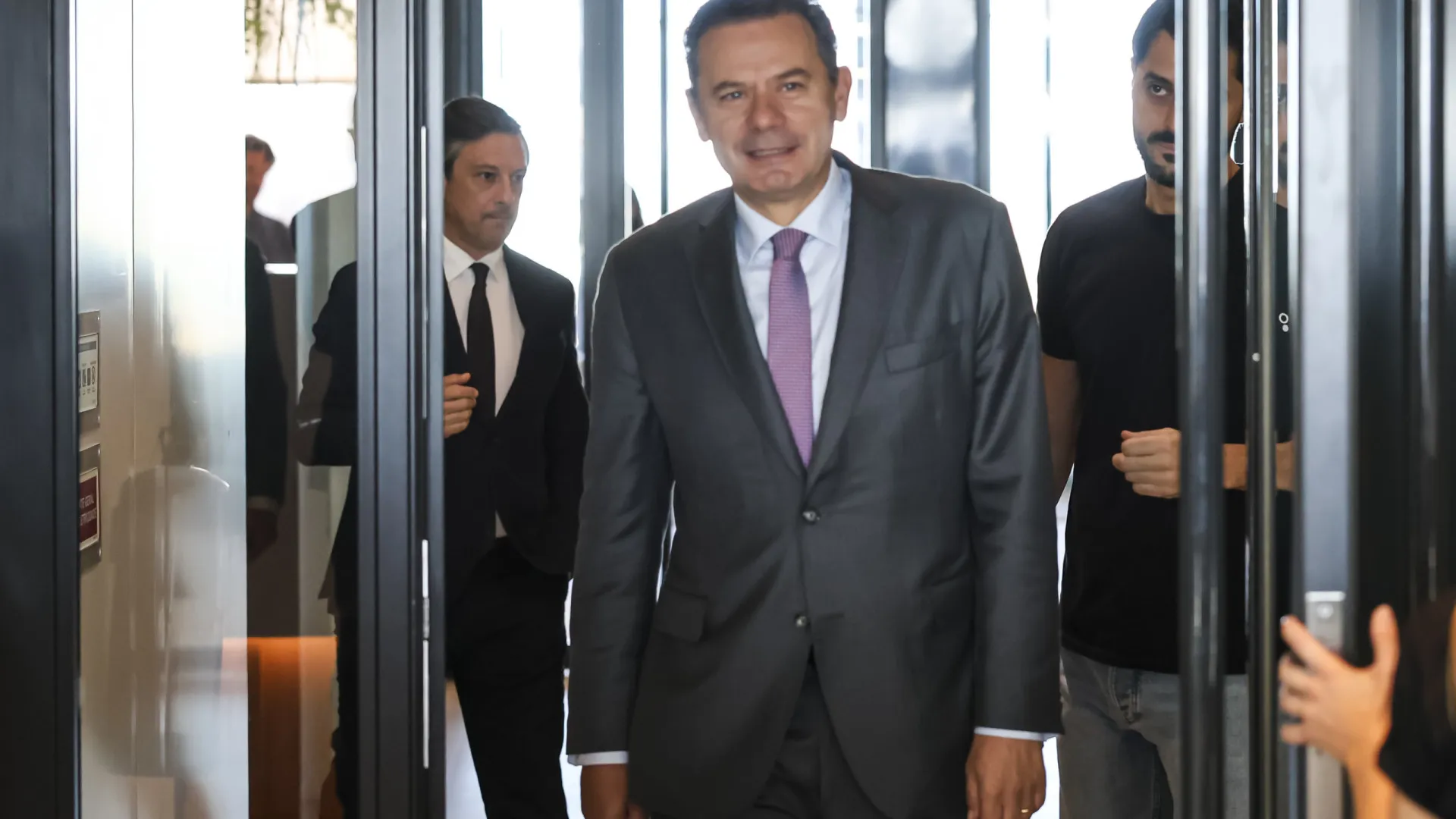 
                    Montenegro lamenta ausência dos Estados Unidos na COP30
                