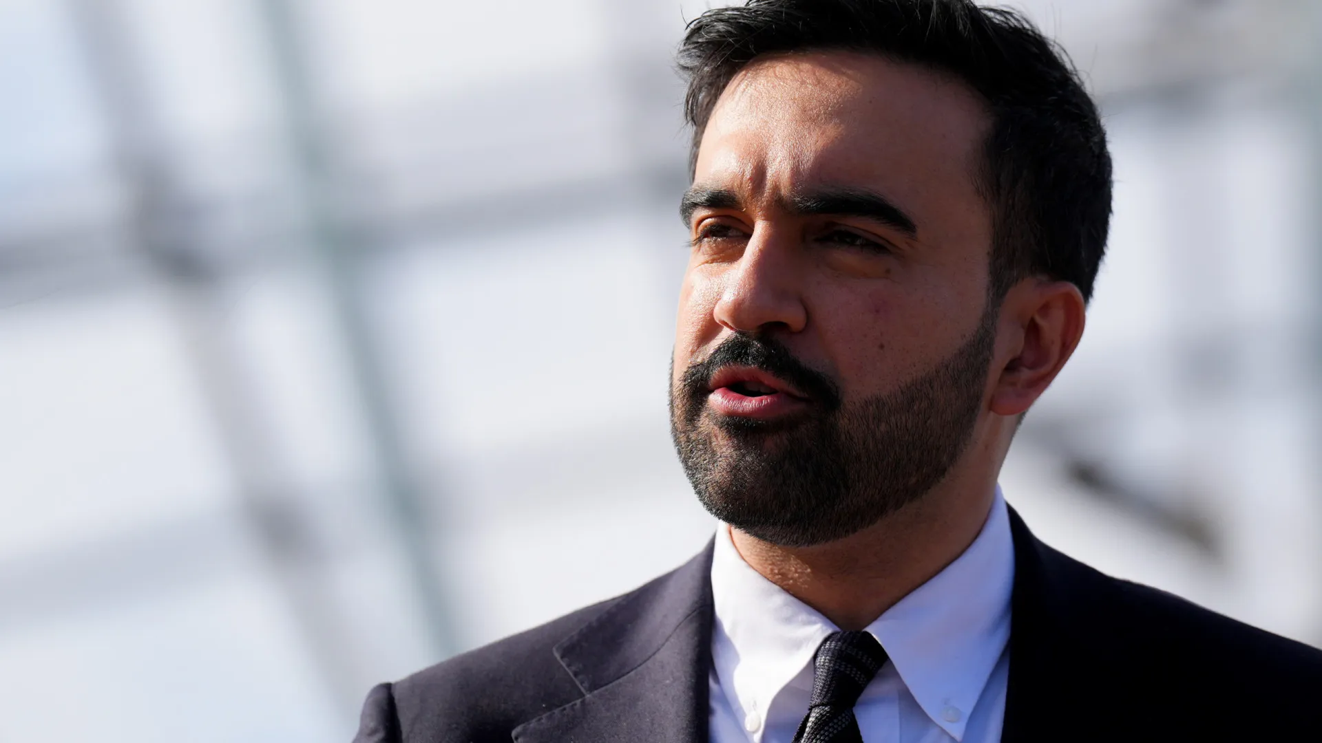 
                    Mamdani usa três anéis: dois na mão direita e outro na esquerda. Porquê?
                