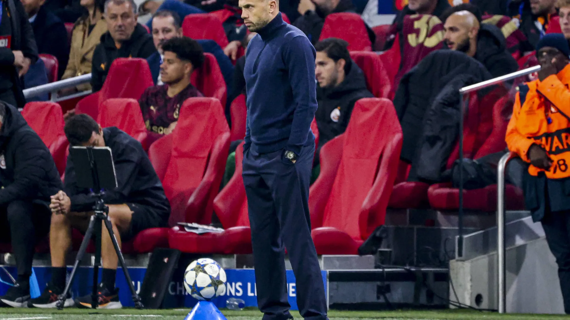 
                    Ajax, adversário do Benfica na 'Champions', rescinde com John Heitinga
                