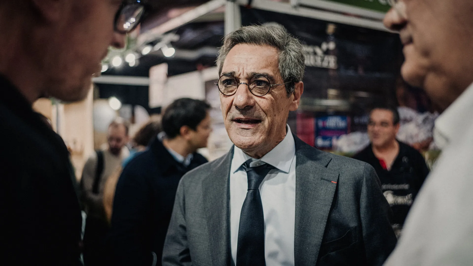 
                    Ministro francês sem qualquer 