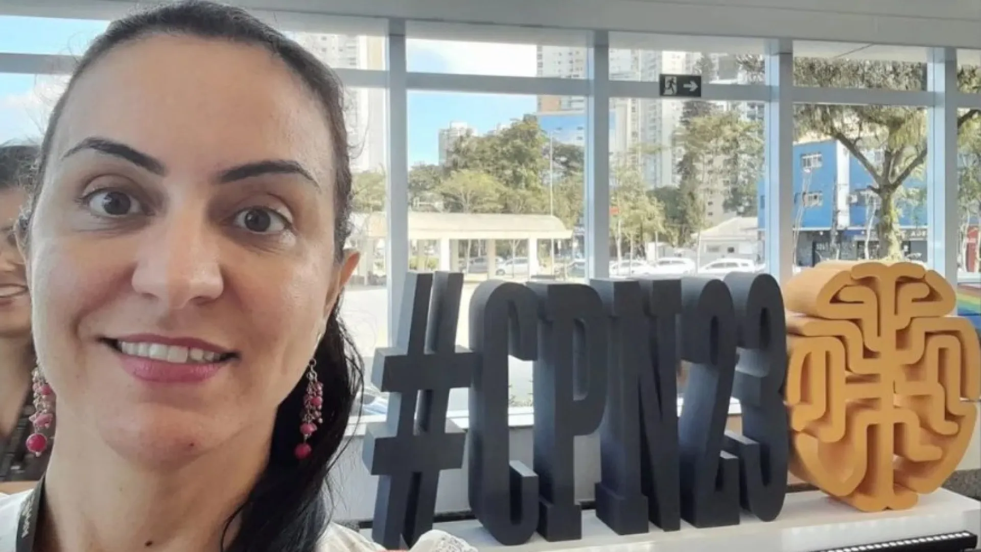 
                    Suspeita de matar mulher para ficar com filha canta em perícias policiais
                