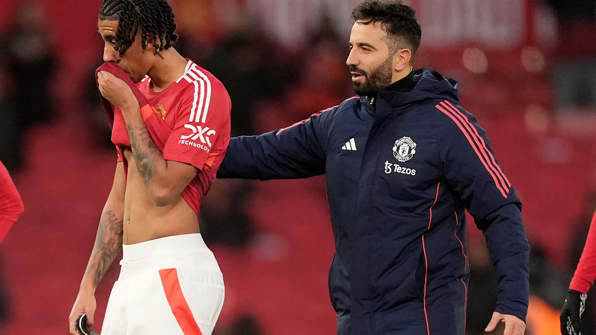 
                    Leny Yoro aplaude varridela de Amorim no Manchester United: 