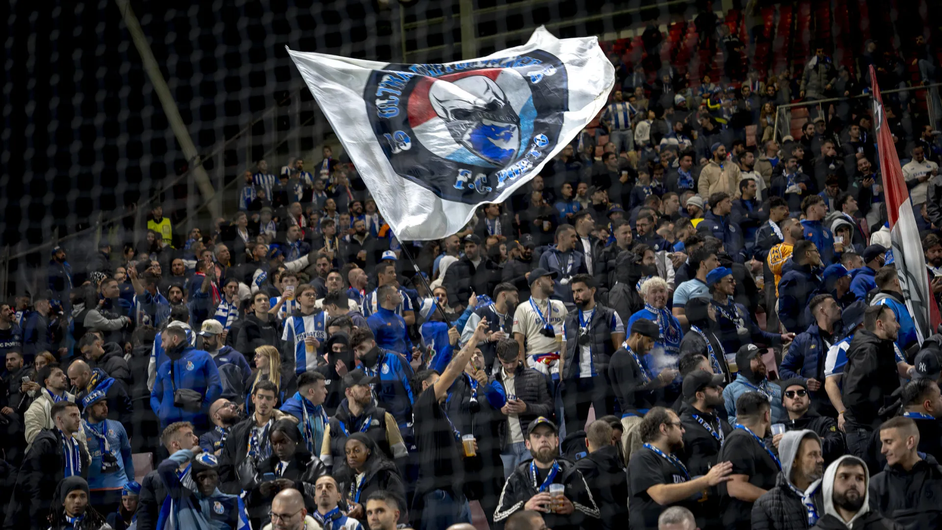 
                    Adeptos do FC Porto deixam rasto de destruição em Utrecht: 