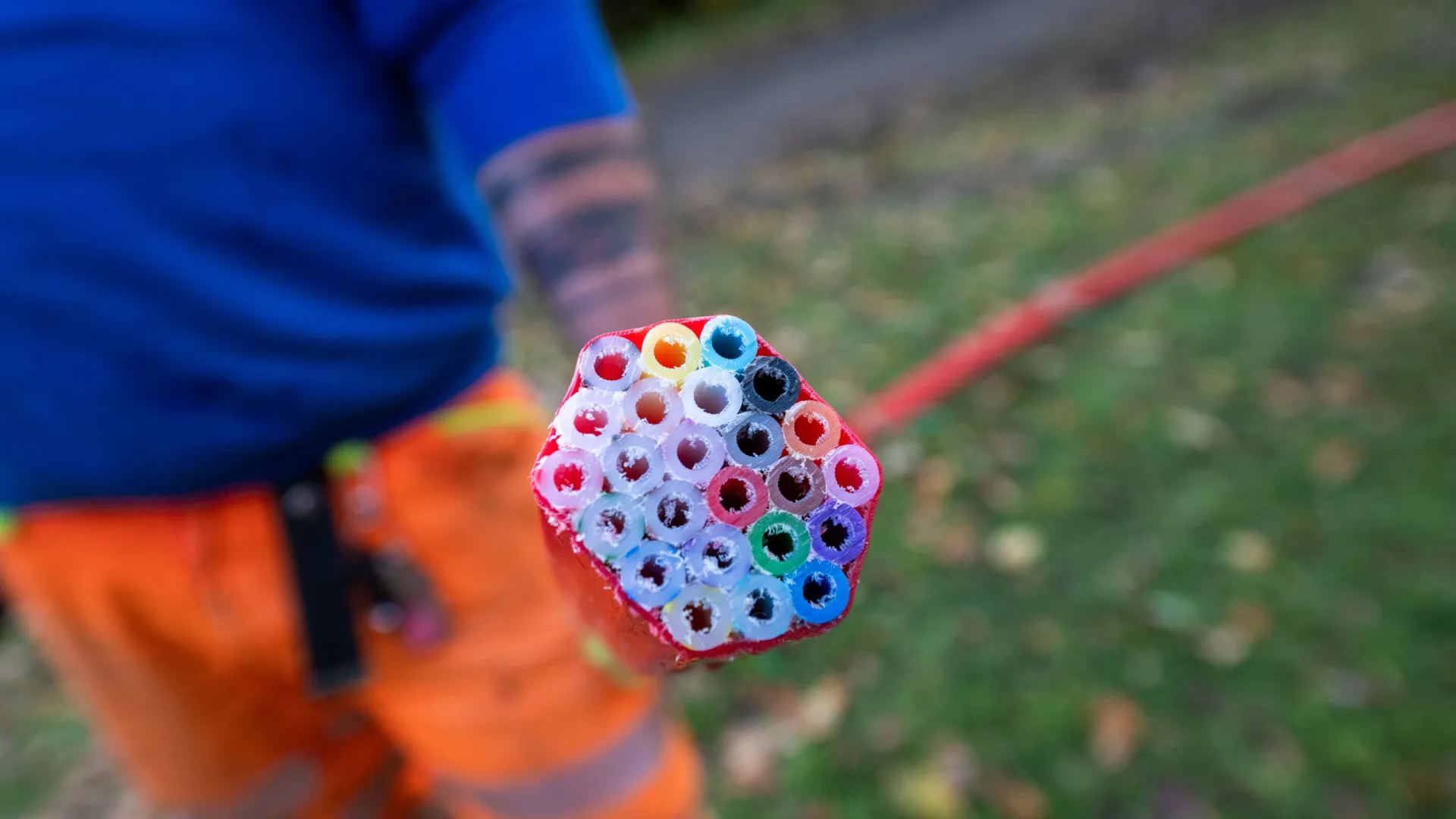 
                    Corta cabos de fibra ótica da sua parede e deixa comunidade sem internet
                