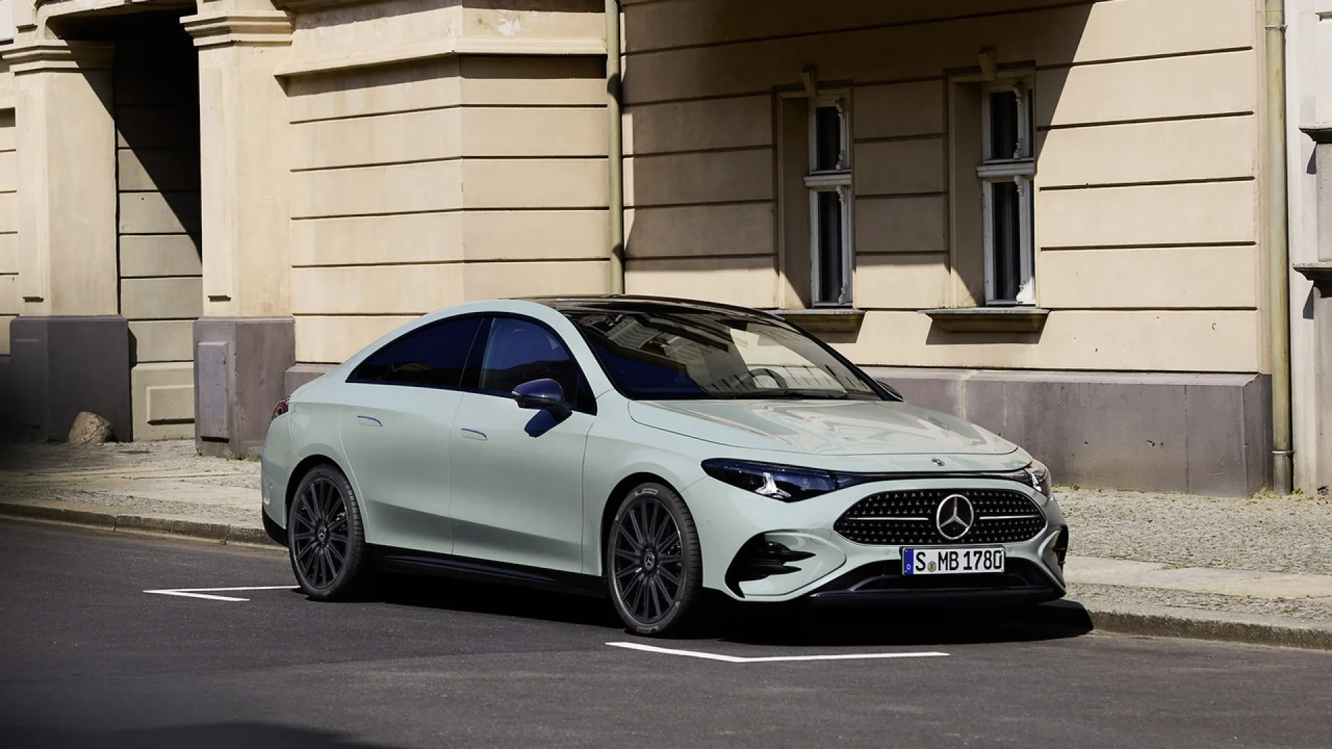 
                    Novo Mercedes-Benz CLA híbrido chega a Portugal. Saiba o preço
                
