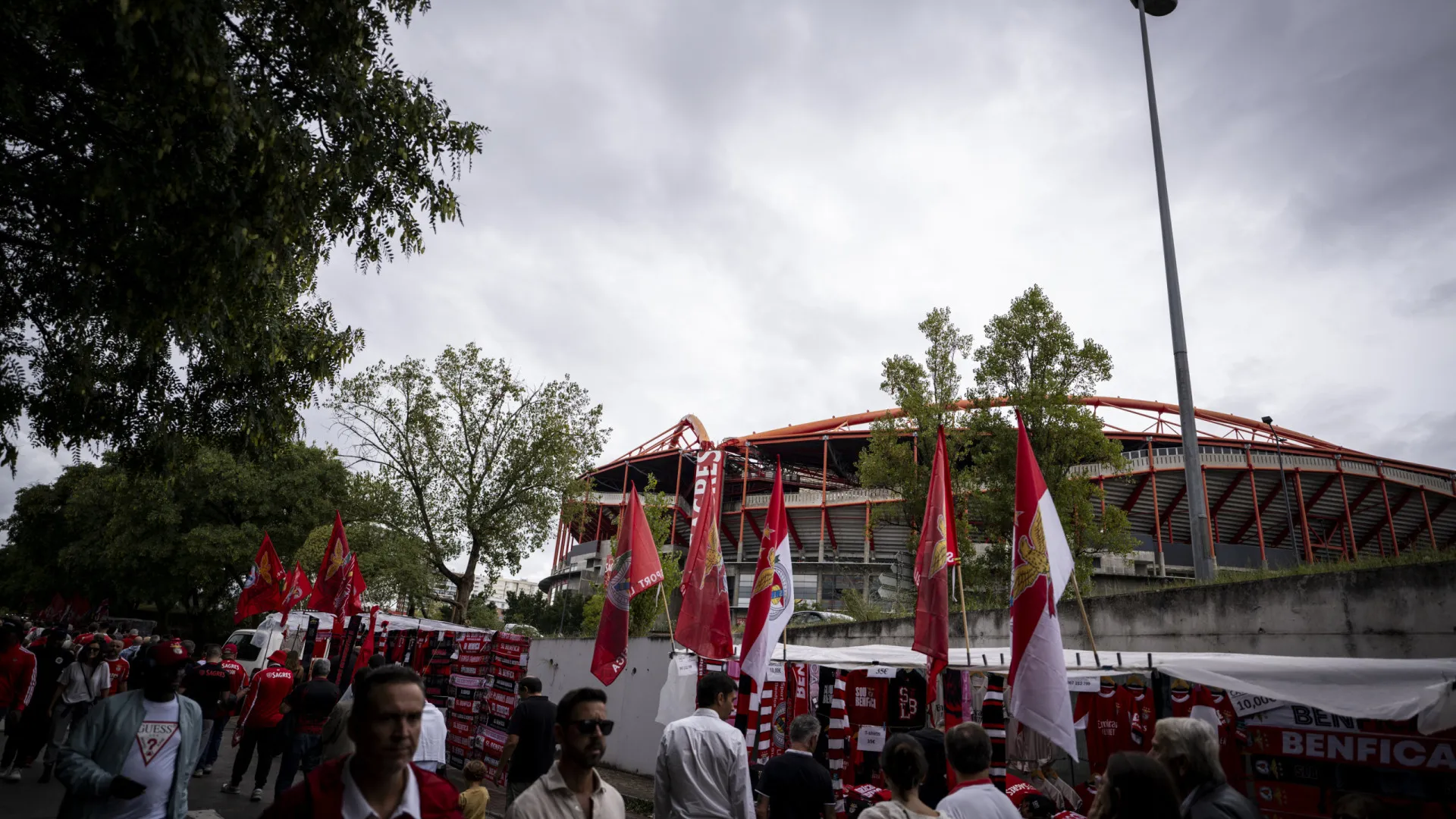 
                    EM DIRETO: Sporting com duas novidades no desafio com o Benfica na Luz
                
