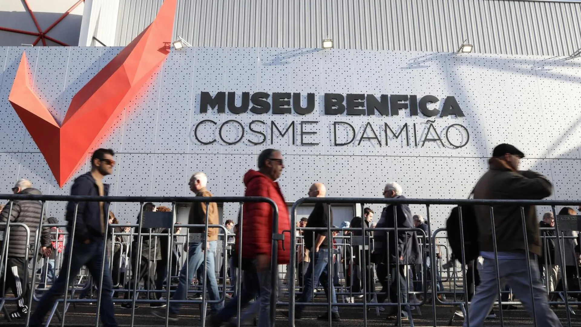
                    EM DIRETO: Urnas fecham no Benfica com 93 mil votantes. Contagem decorre
                