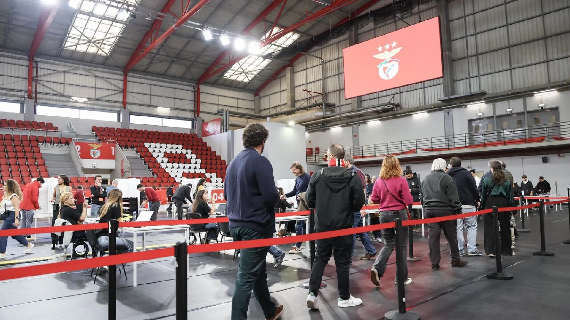 
                    Abertura das urnas na Luz com boa afluência e sem constrangimentos
                