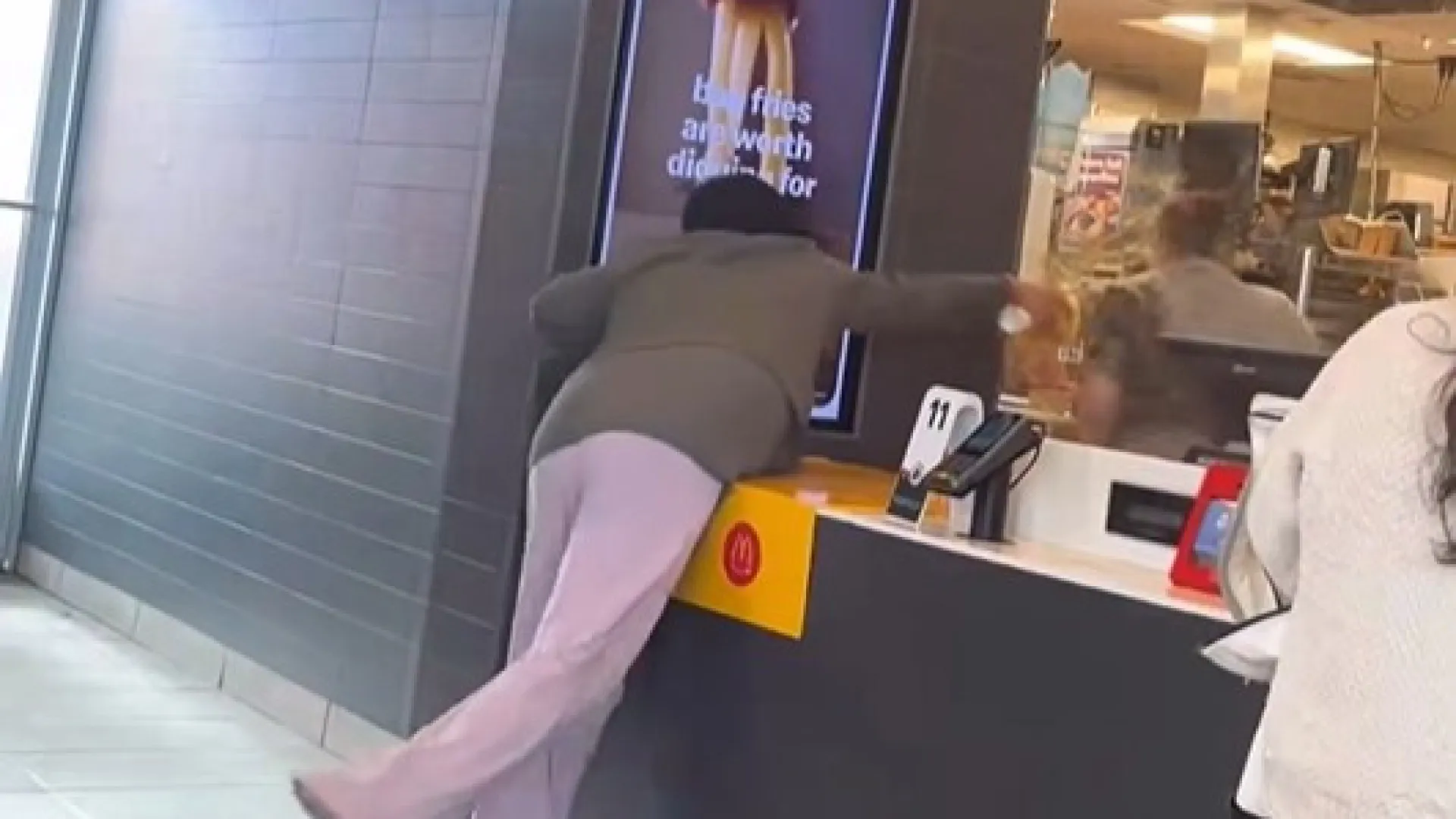 
                    Mulher atira bebida quente a gerente do McDonald's nos Estados Unidos
                