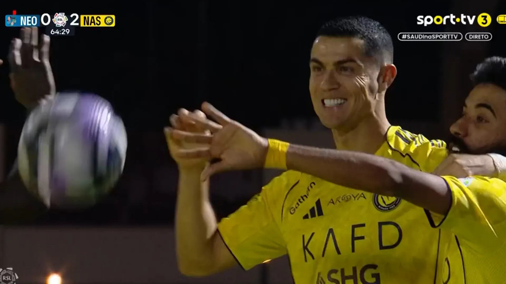 
                    Já só faltam 47. Cristiano Ronaldo festejou 953.º golo com mais um 