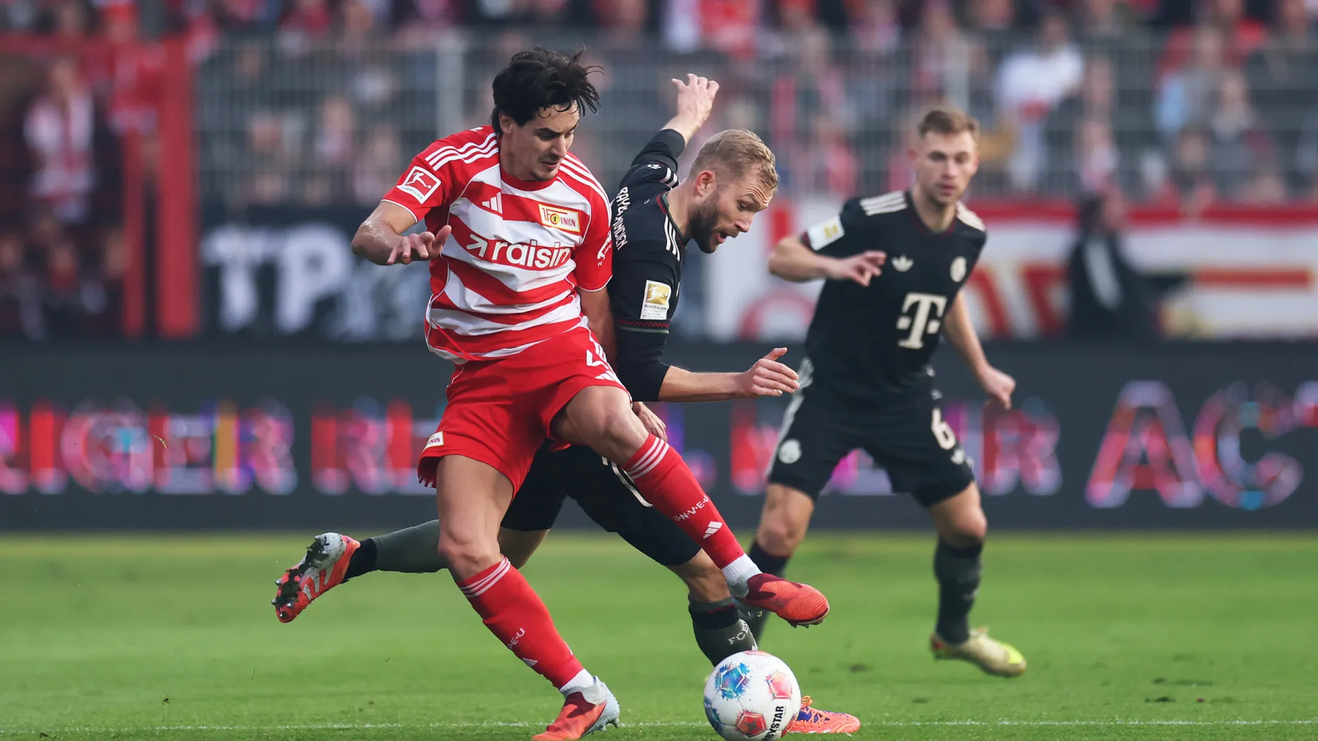 
                    Bayern cede empate, mas alarga vantagem. Leverkusen goleia no pós-Benfica
                