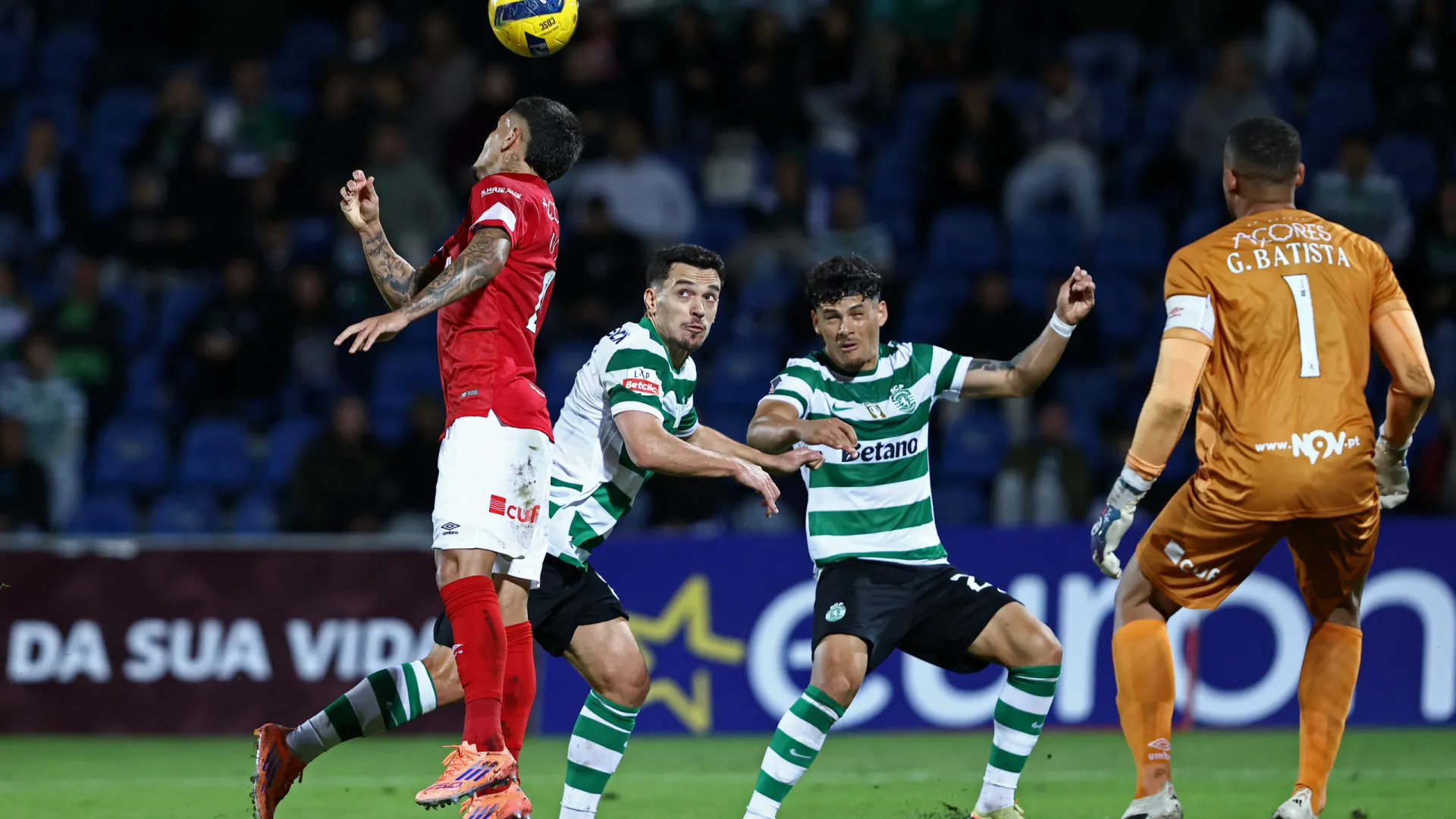 
                    EM DIRETO: Sporting vence com polémica. Seguem-se FC Porto e Benfica
                