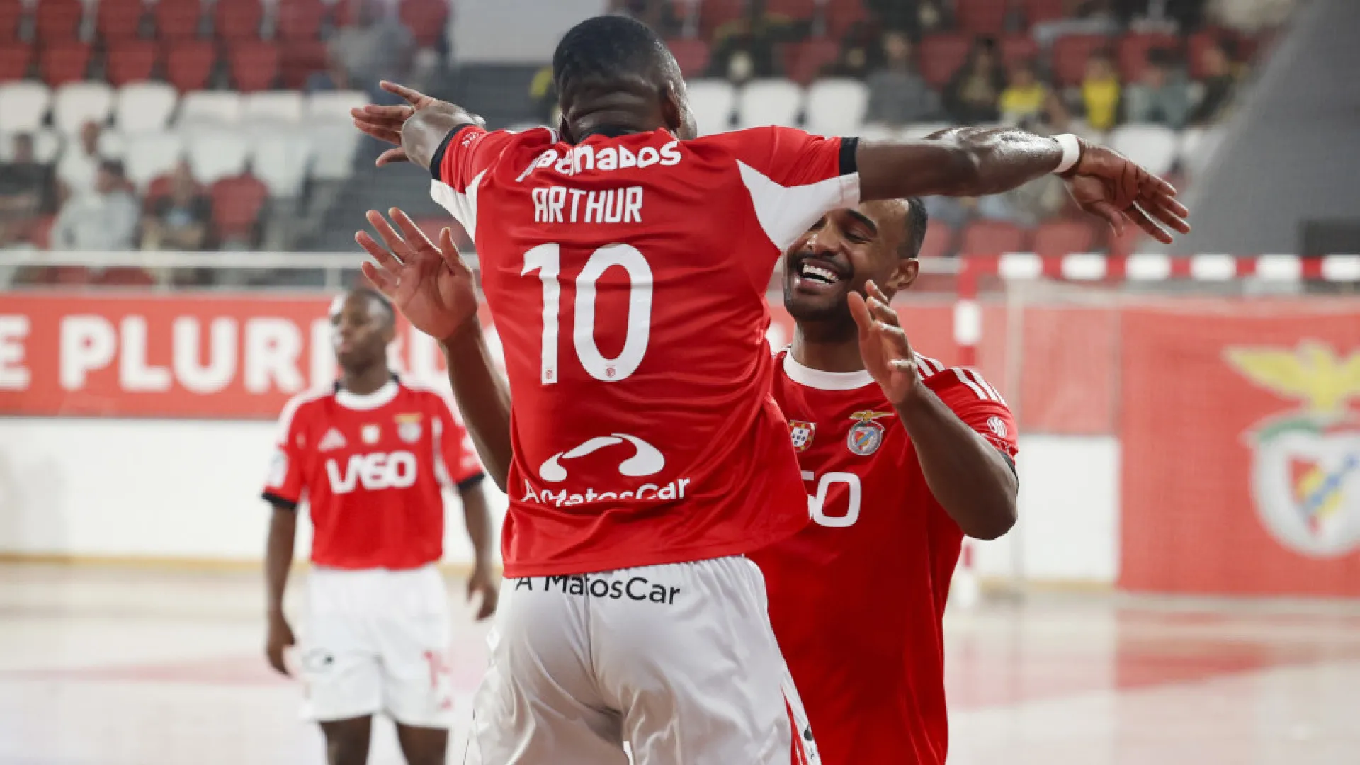 
                    Benfica faz o dez em linha no trono e afasta-se (ainda mais) do Sporting
                