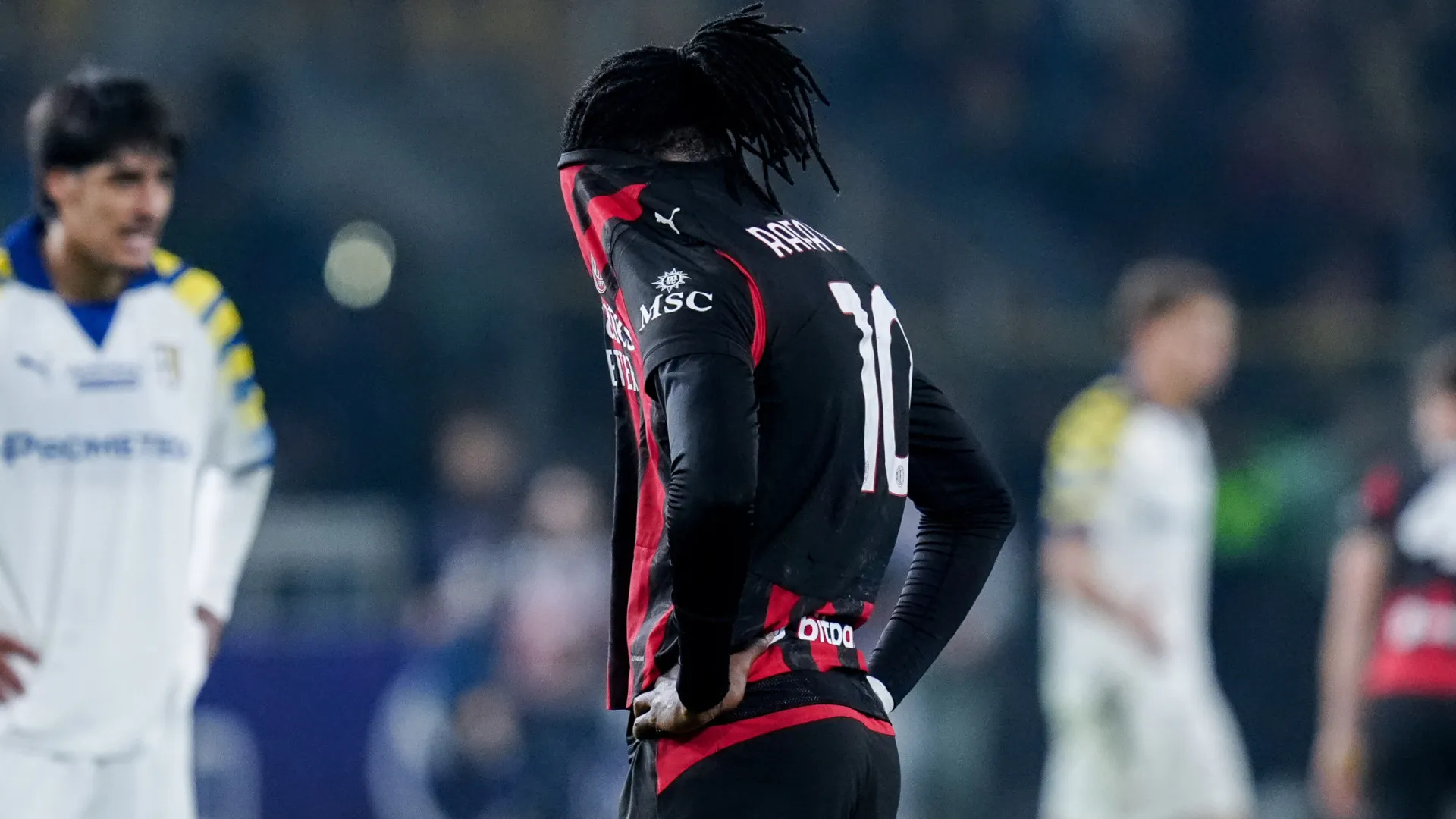 
                    AC Milan falha liderança isolada ao permitir empate do Parma
                