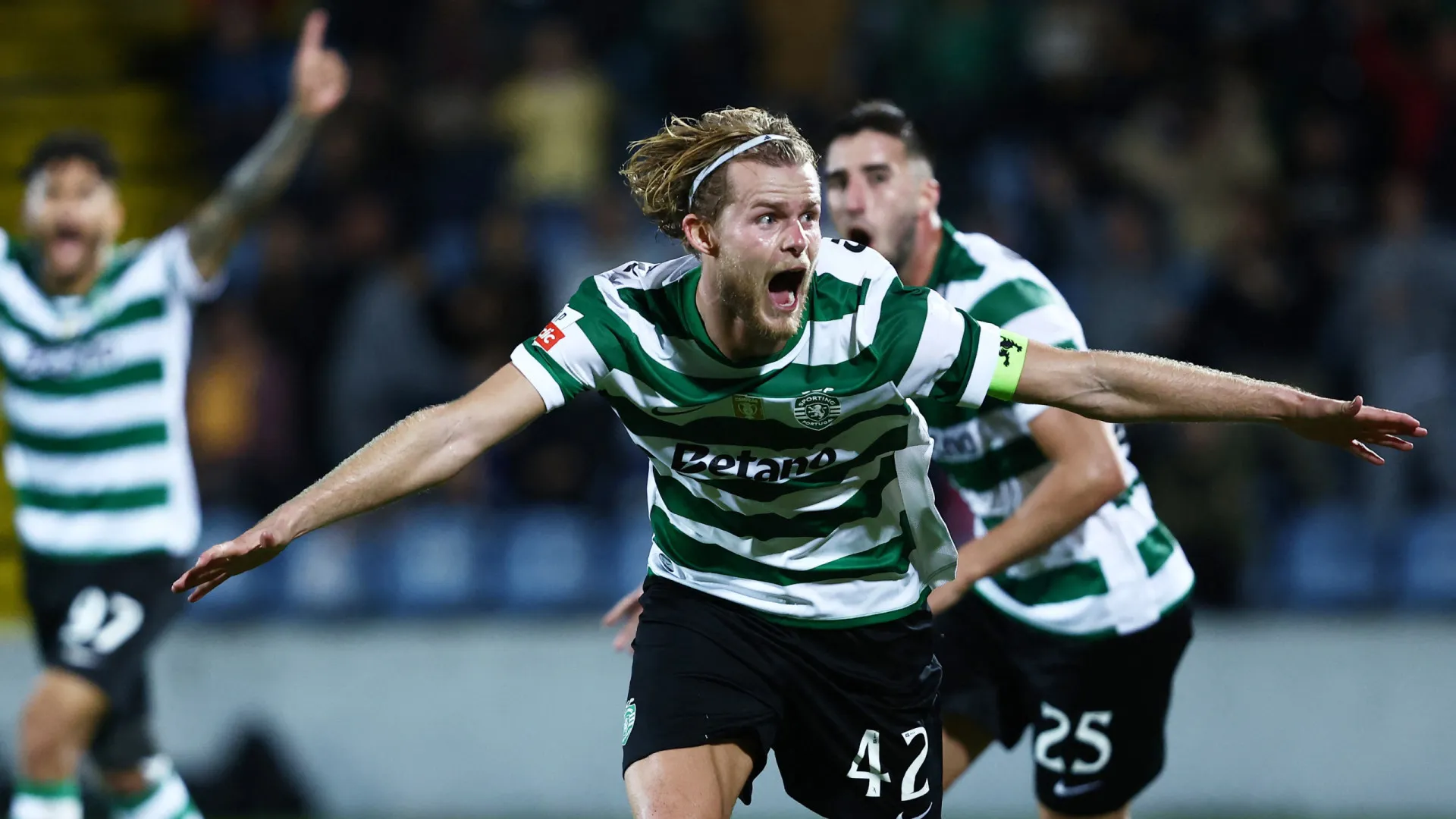 
                    À capitão. Hjulmand veste pele de herói e salva Sporting nos Açores
                