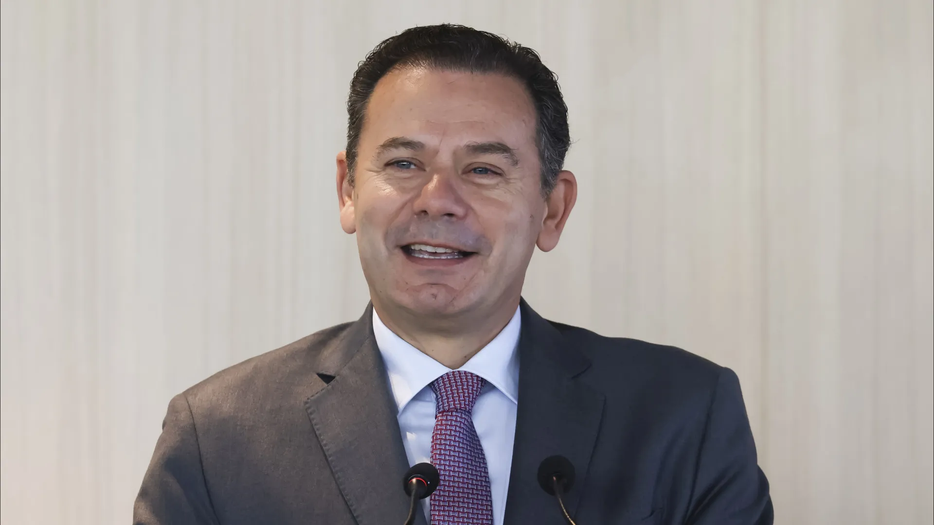 
                    Associações e comunidades portuárias pedem intervenção de Montenegro em greve
                