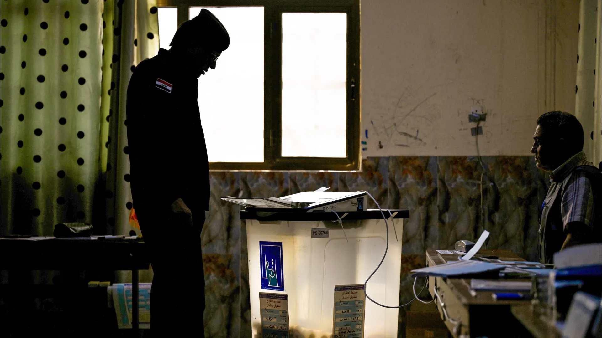 
                    Iraque: Forças de segurança votam antecipadamente para as legislativas
                