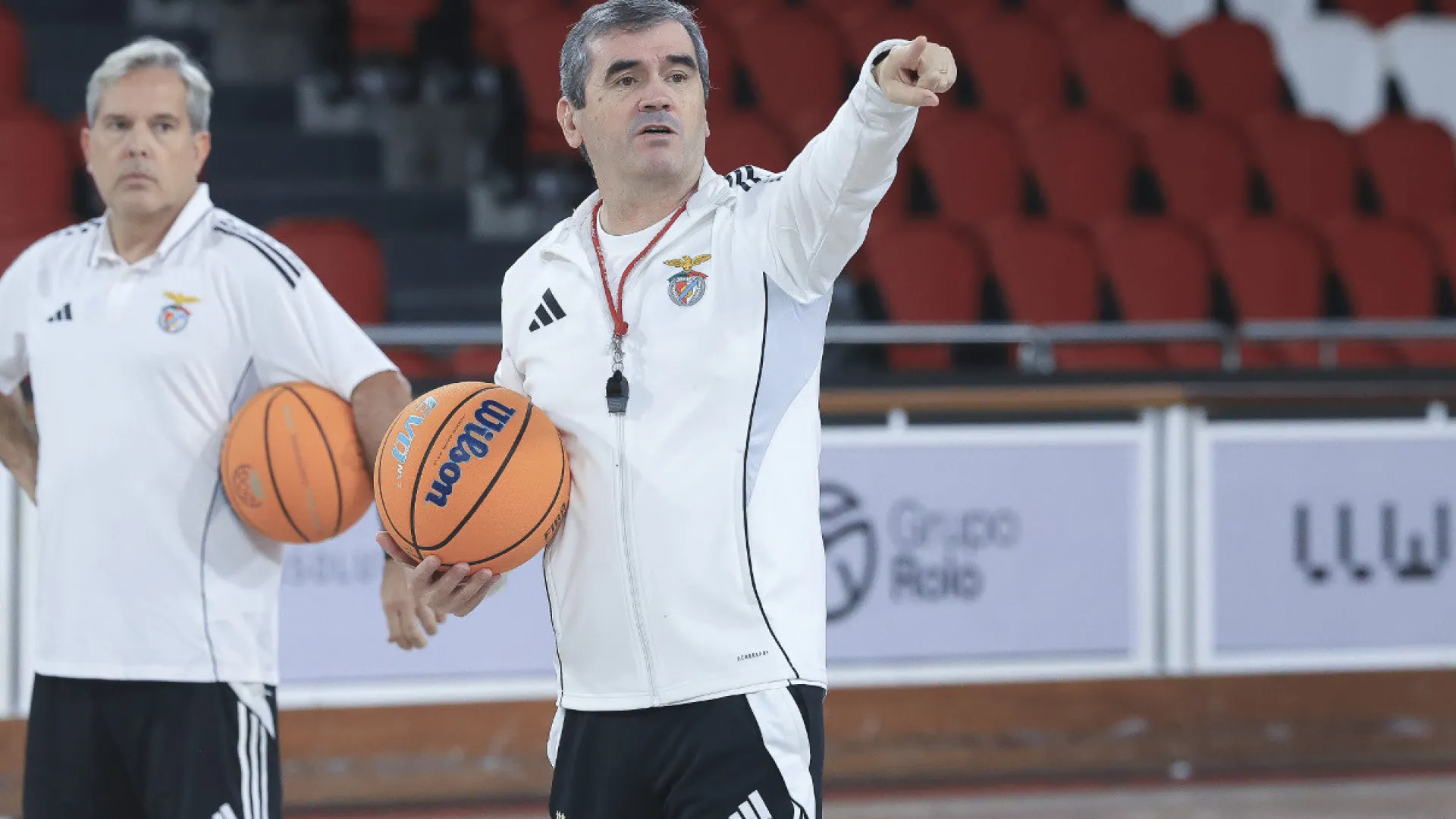 
                    Campeão Benfica centenário na ida a Queluz. Sporting 'esmaga' no Barreiro
                