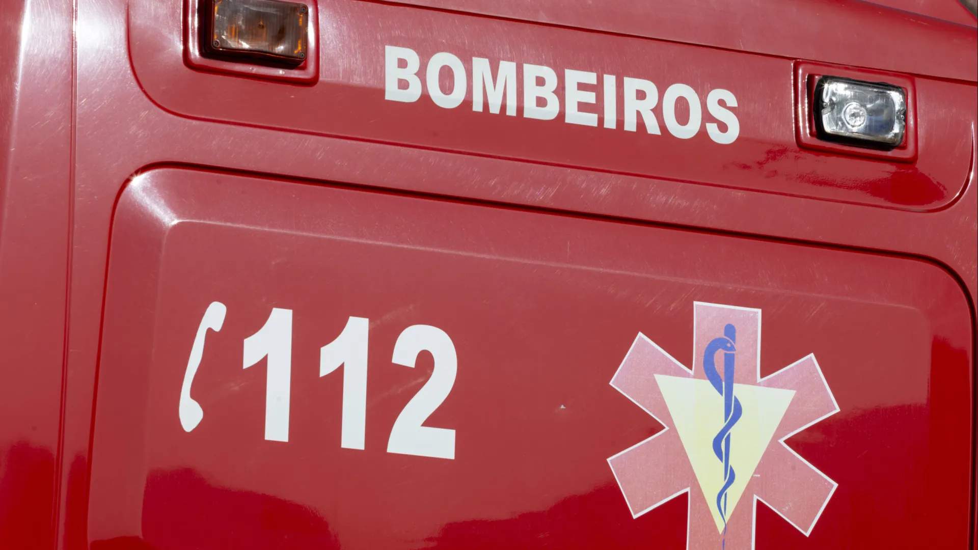 
                    Quatro viaturas destruídas em incêndio perto de estação de metro em Matosinhos
                