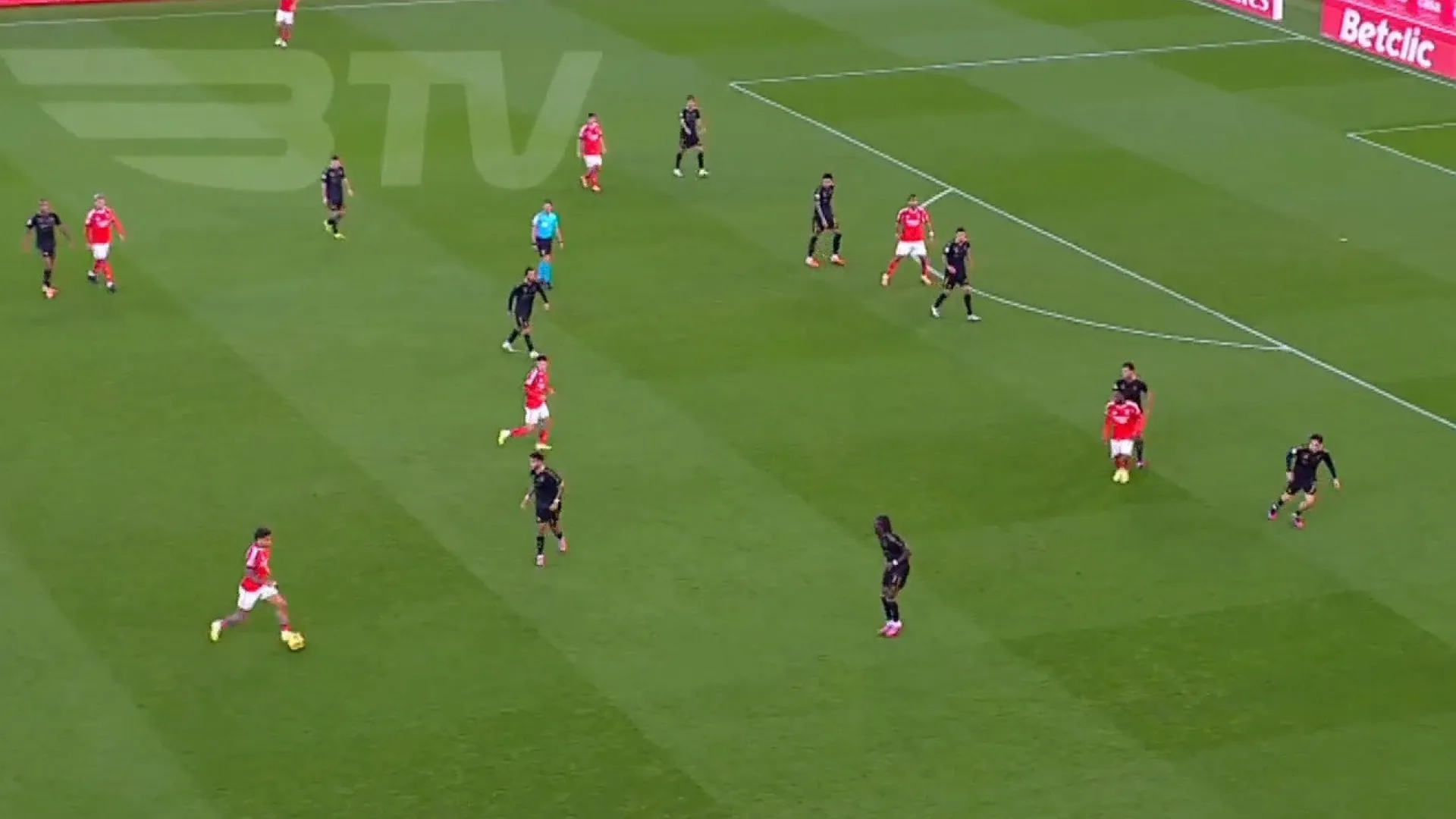 
                    Sudakov quebrou o jejum de golos e abriu assim a contagem com este golaço
                