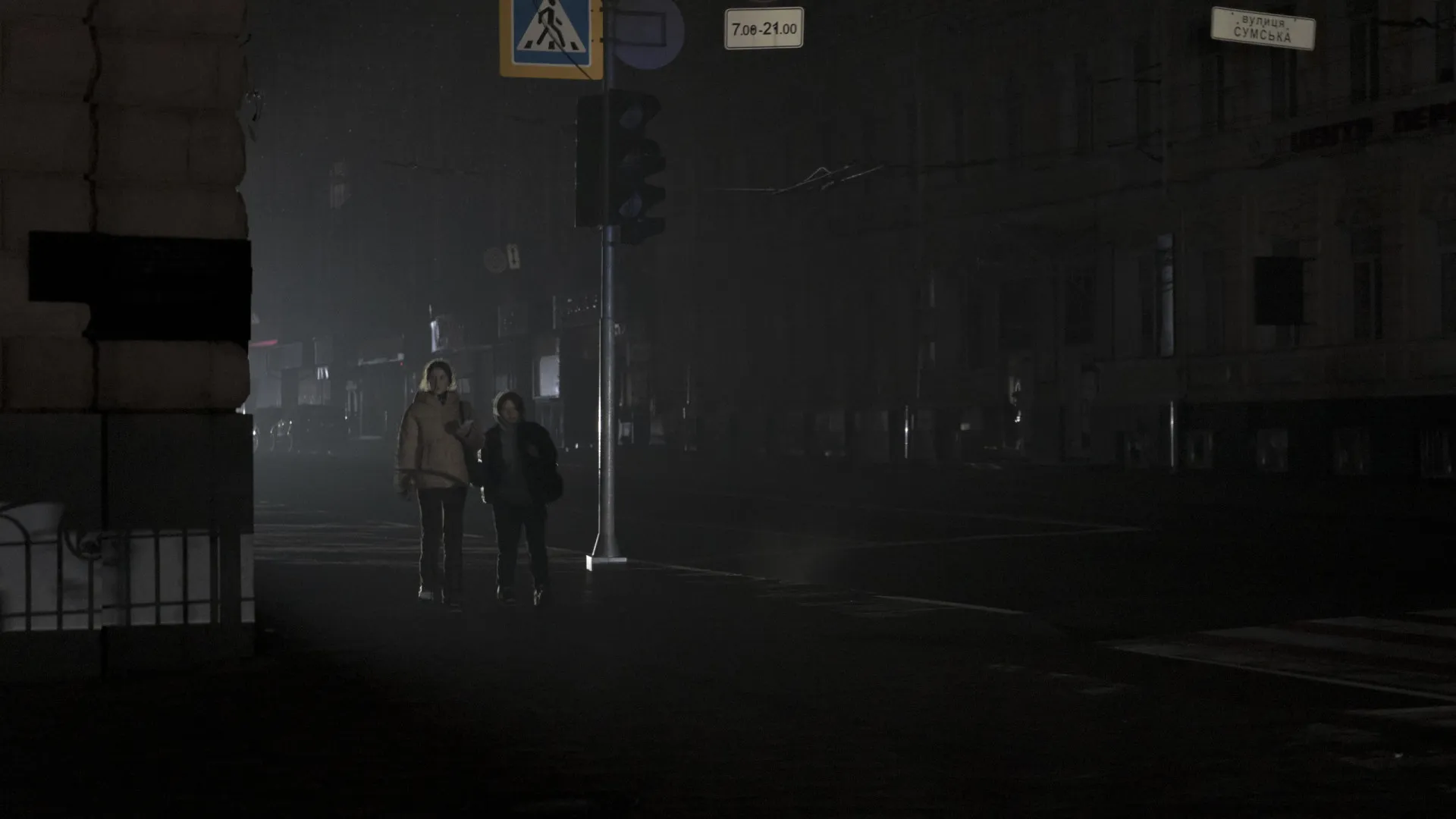 
                    Milhares de ucranianos continuam sem eletricidade após ataque russo
                