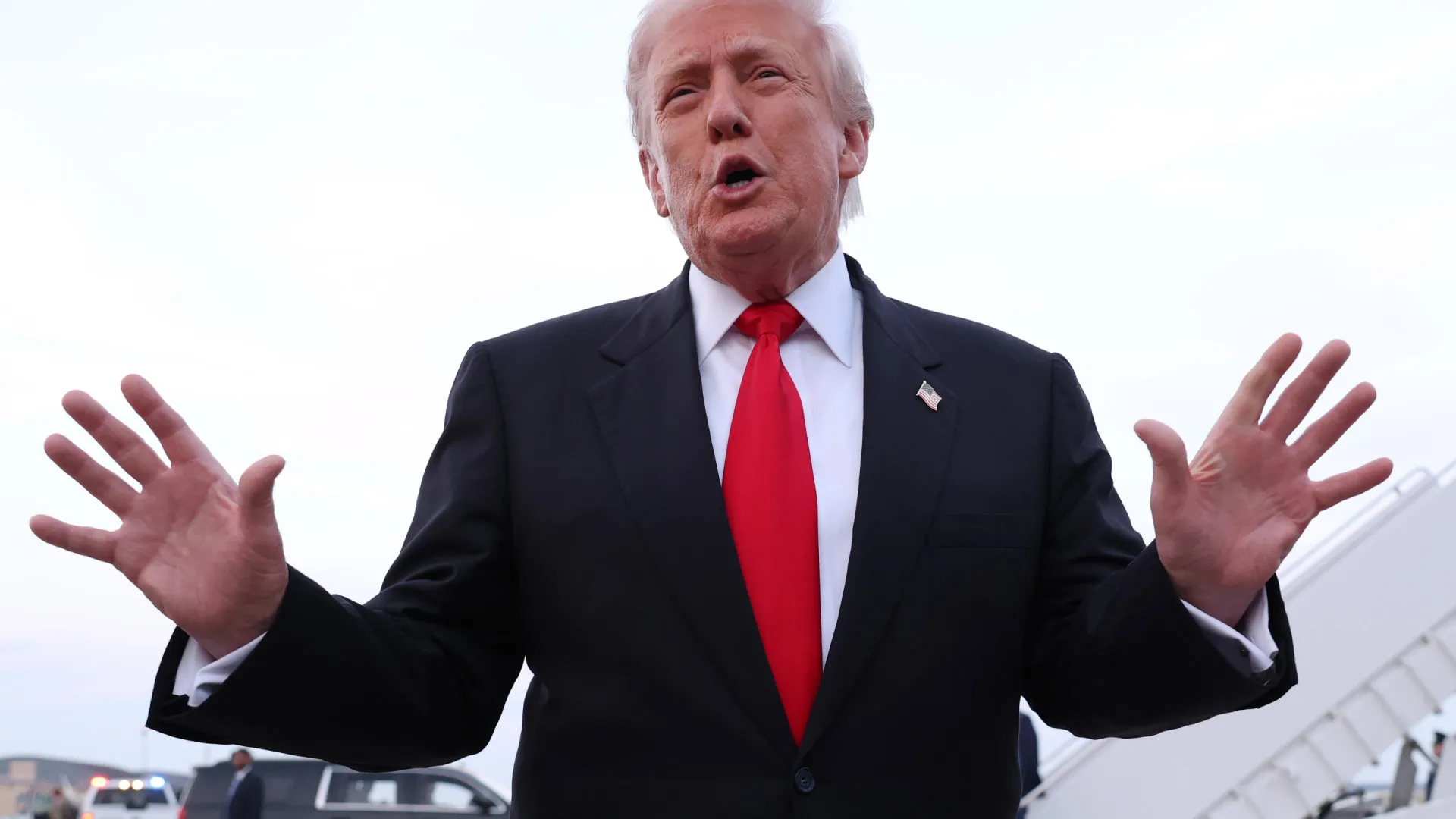 
                    Trump ameaça cortar salários de controladores aéreos ausentes do trabalho
                