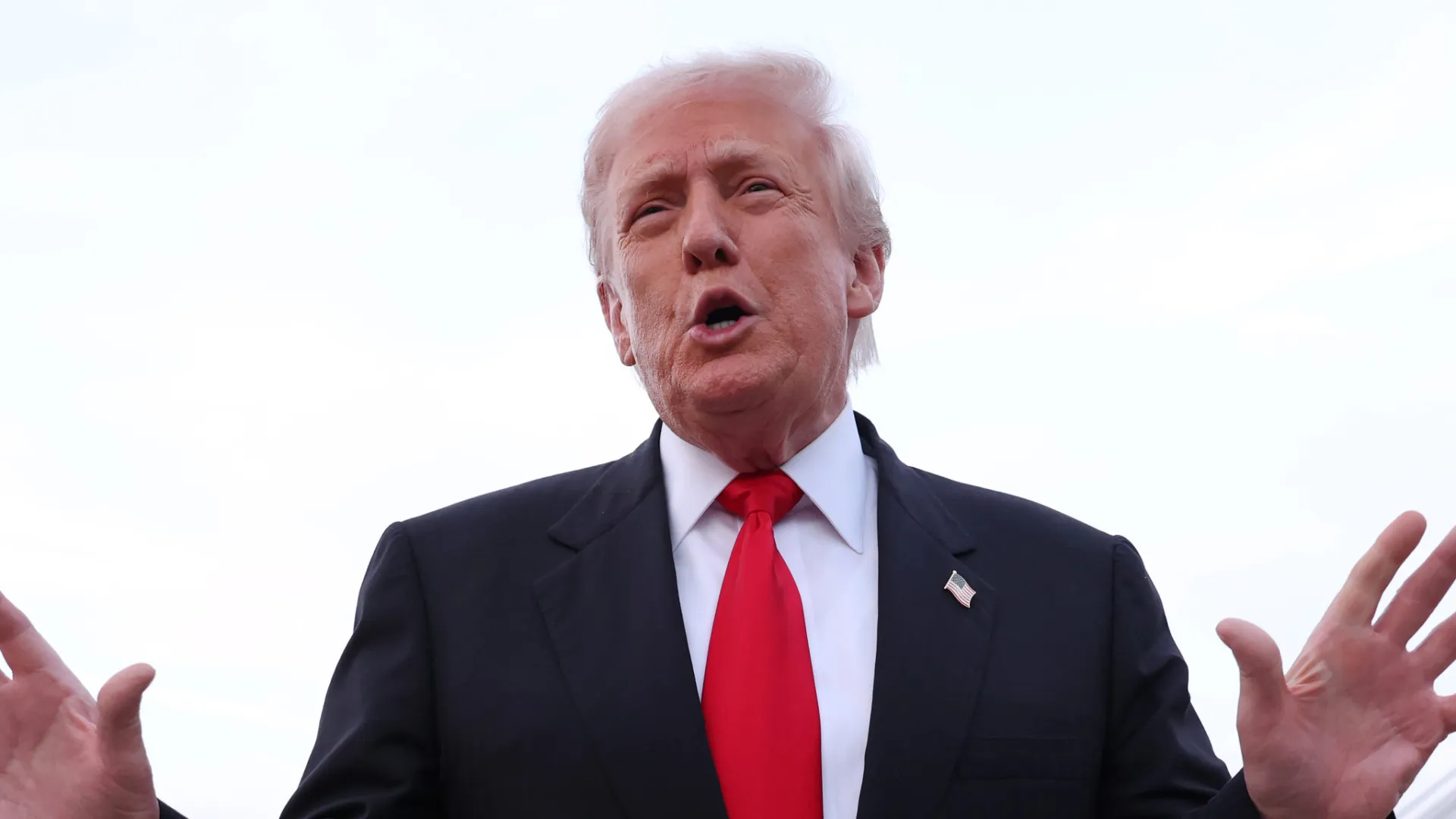 
                    Trump celebra demissão do diretor da BBC: 