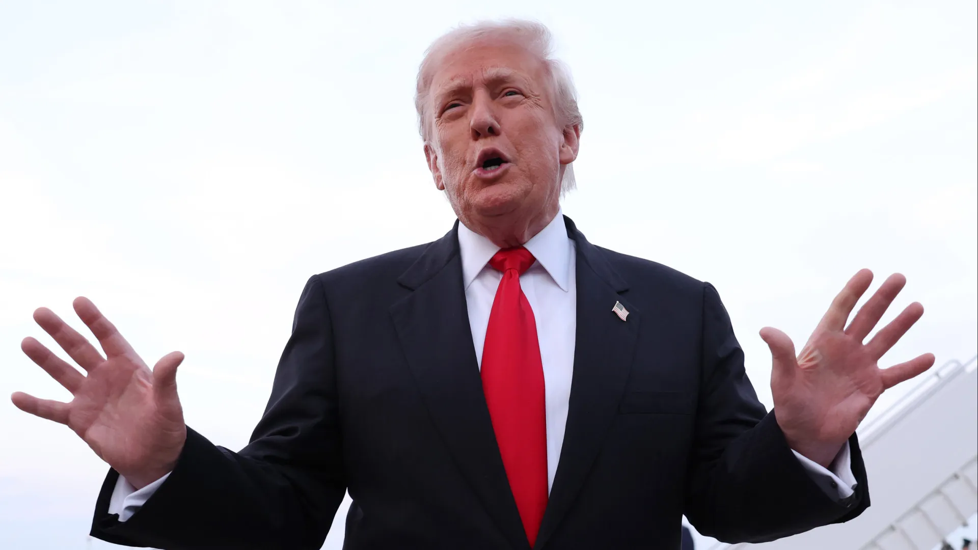 
                    Trump espera promulgar esta noite lei que acaba com a paralisação orçamental
                