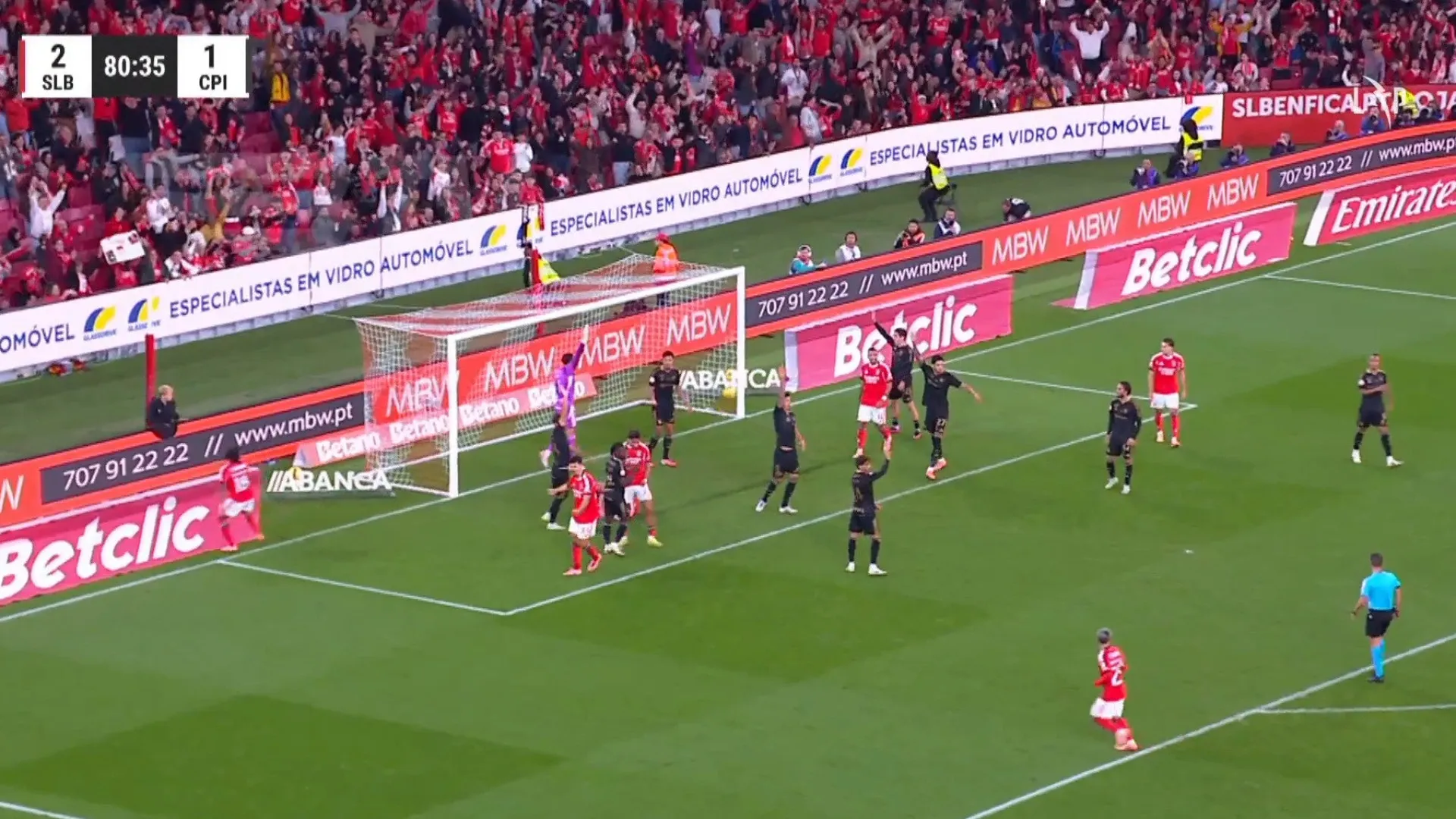 
                    Antes do caos na Luz, VAR interveio e anulou este golo ao Benfica
                