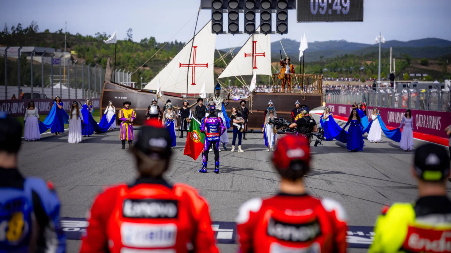 
                    As imagens do tributo a Oliveira com referência aos Descobrimentos
                