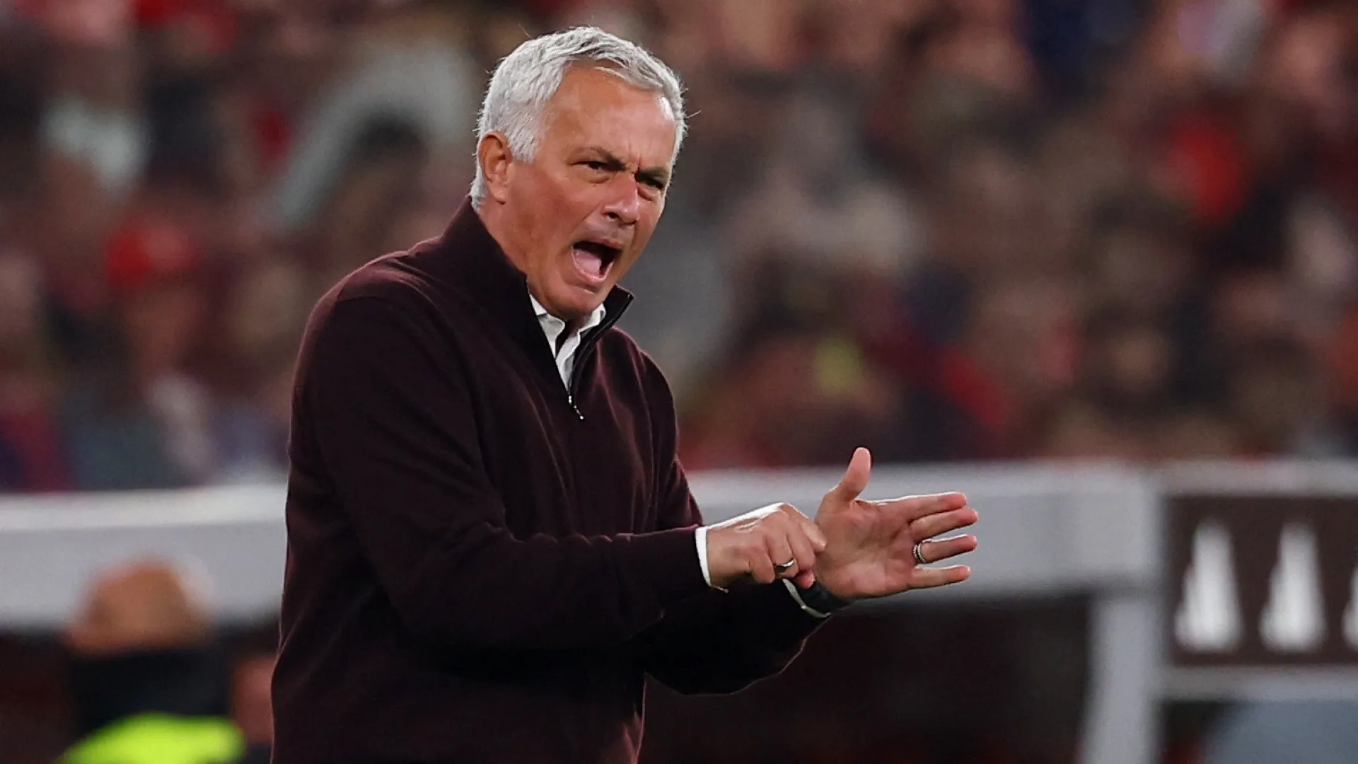 
                    Mourinho 'aperta' com Benfica no Seixal já a pensar no FC Porto
                